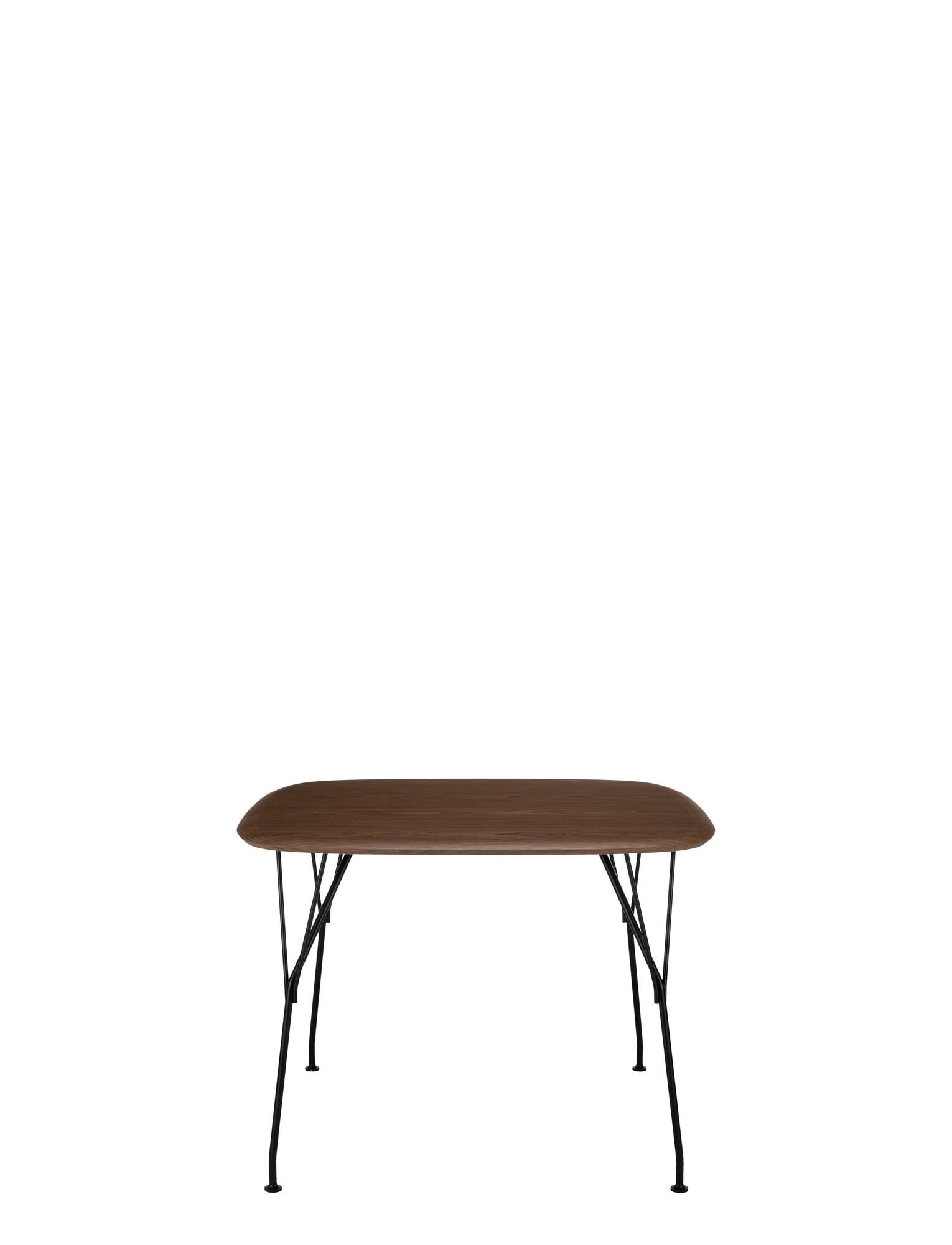 Les tables en bois Viscount sont les dernières nouveautés. Ces tables composées naturellement complètent le choix de sièges de la collection et créent un espace de vie durable dans lequel le bois joue un rôle central grâce à ses propriétés de