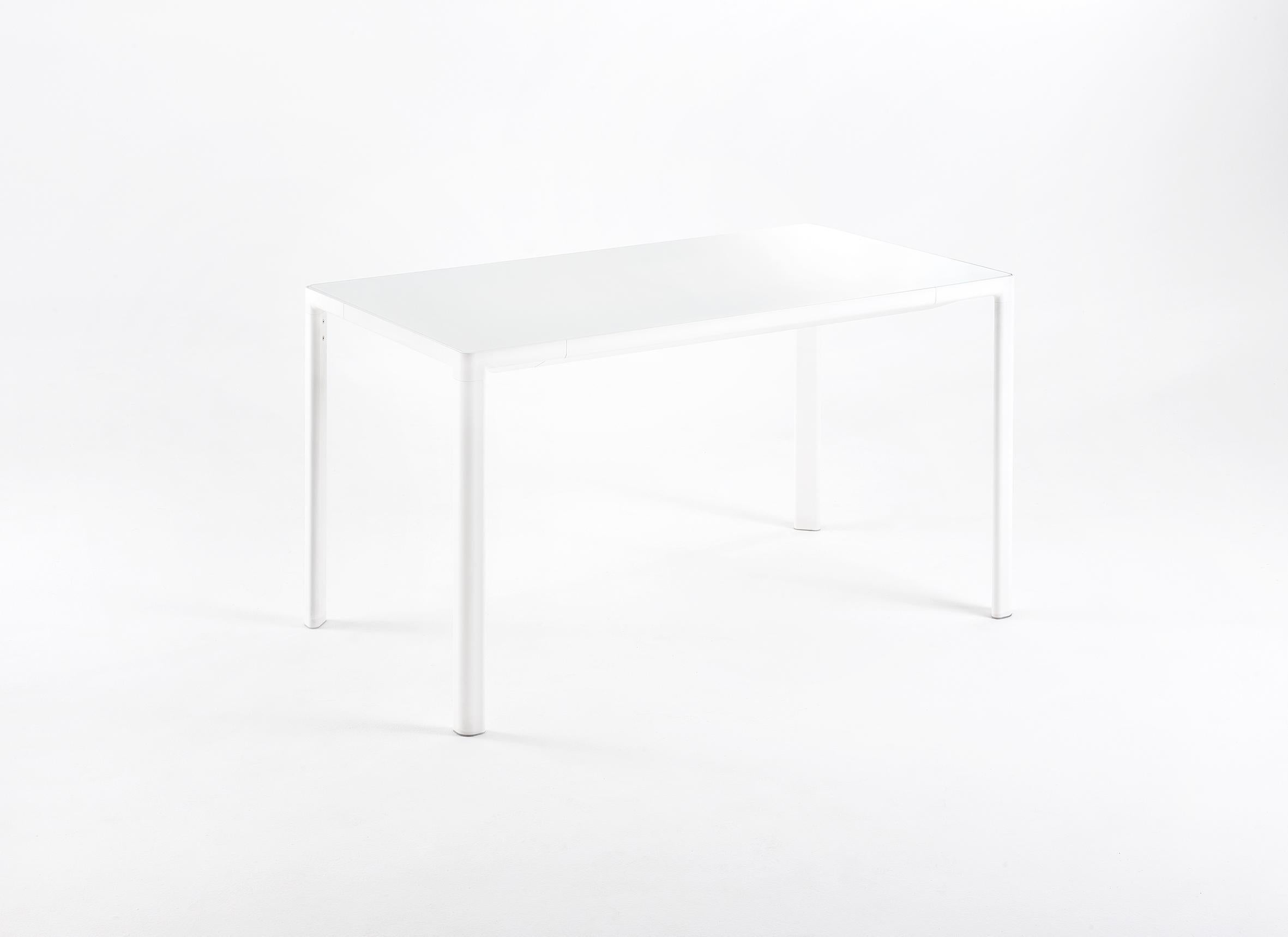 Kartell’s collection of tables now offers yet another function thanks to the extension table designed by Piero Lissoni. Zoom has a solid and rigorous frame but the legs of bent laminate taper its shape. The tempered glass top back-painted white is
