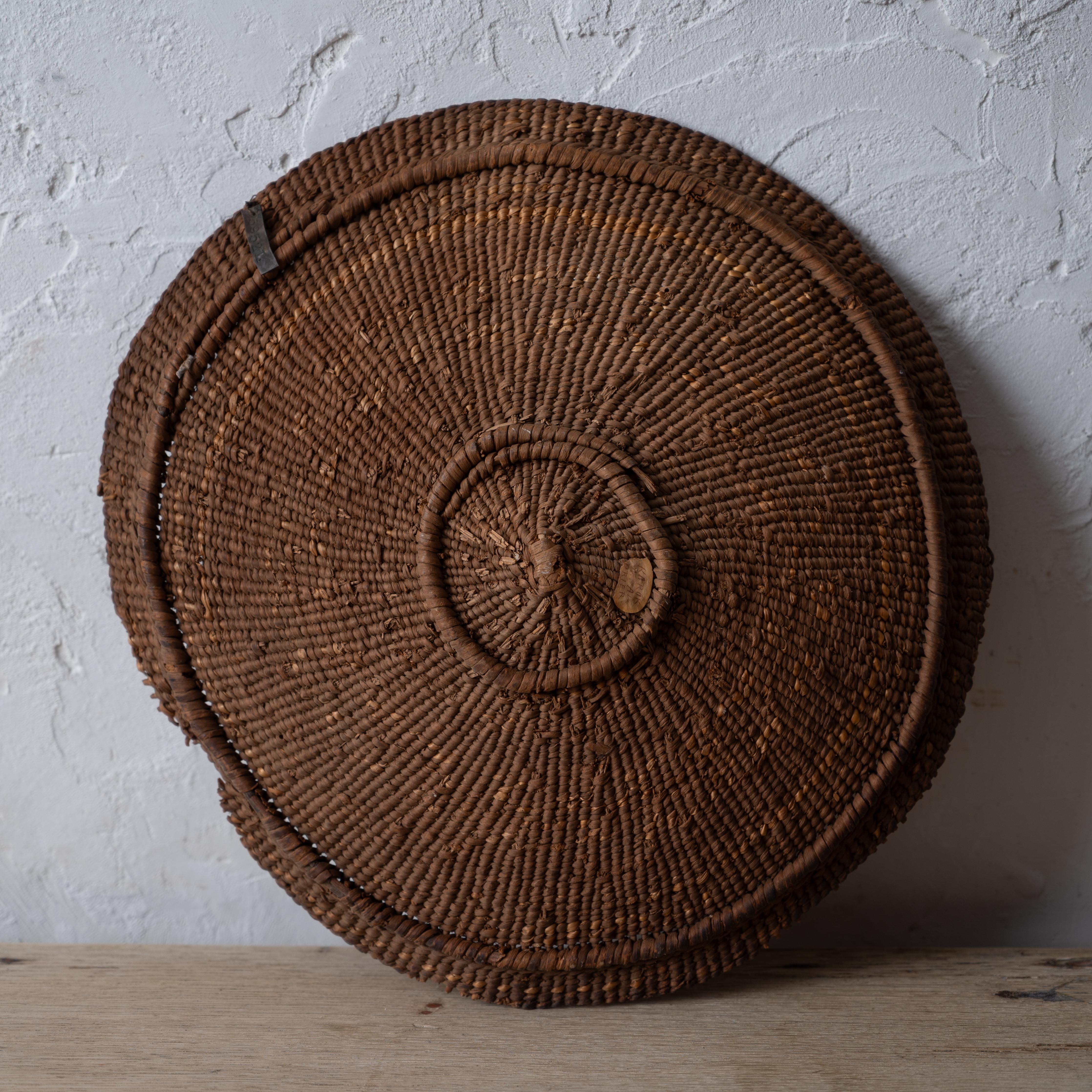 Karuk Winnowing Tray Basket, c.1900 In Good Condition For Sale In Savannah, GA