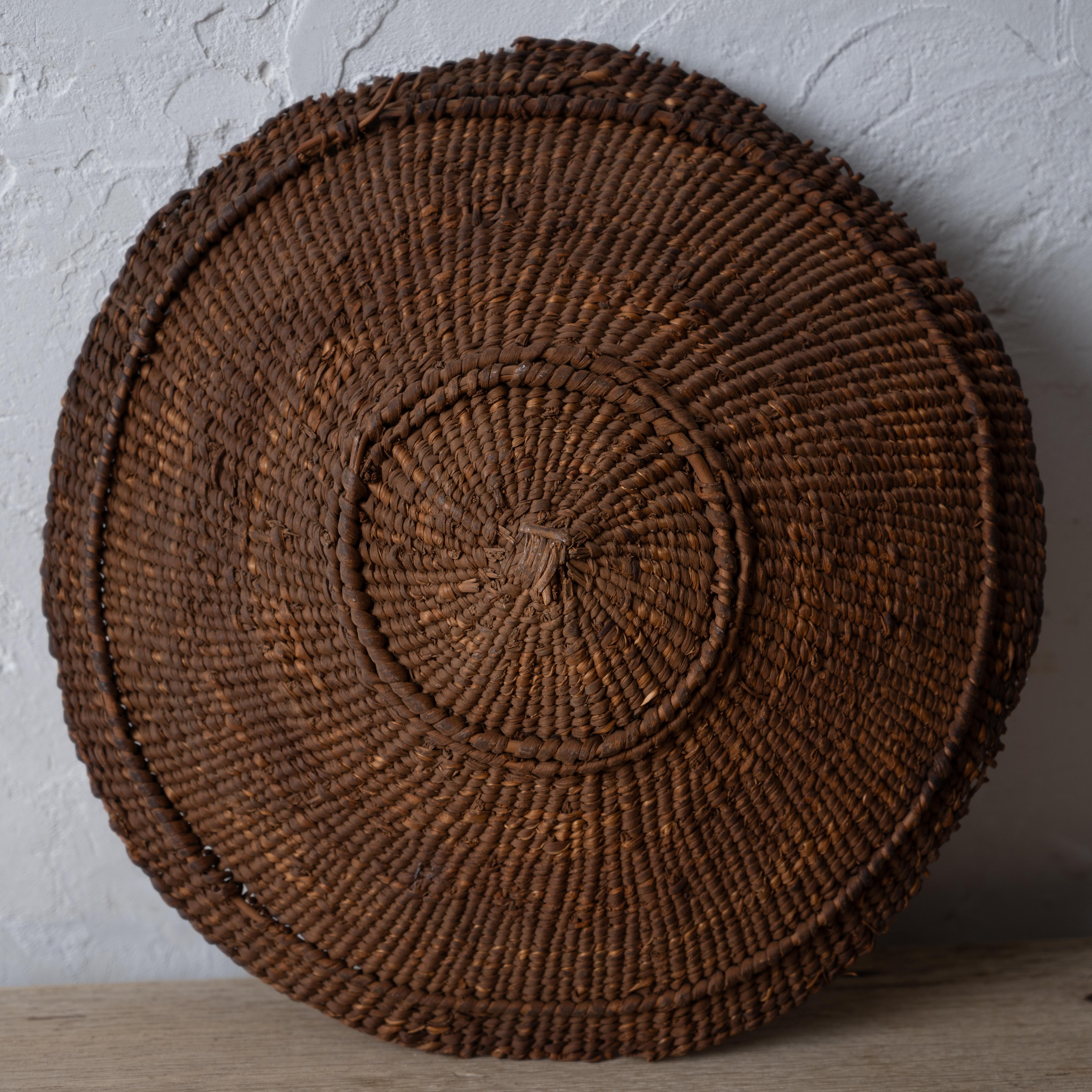 Karuk Winnowing Tray Basket, c.1900 In Good Condition For Sale In Savannah, GA