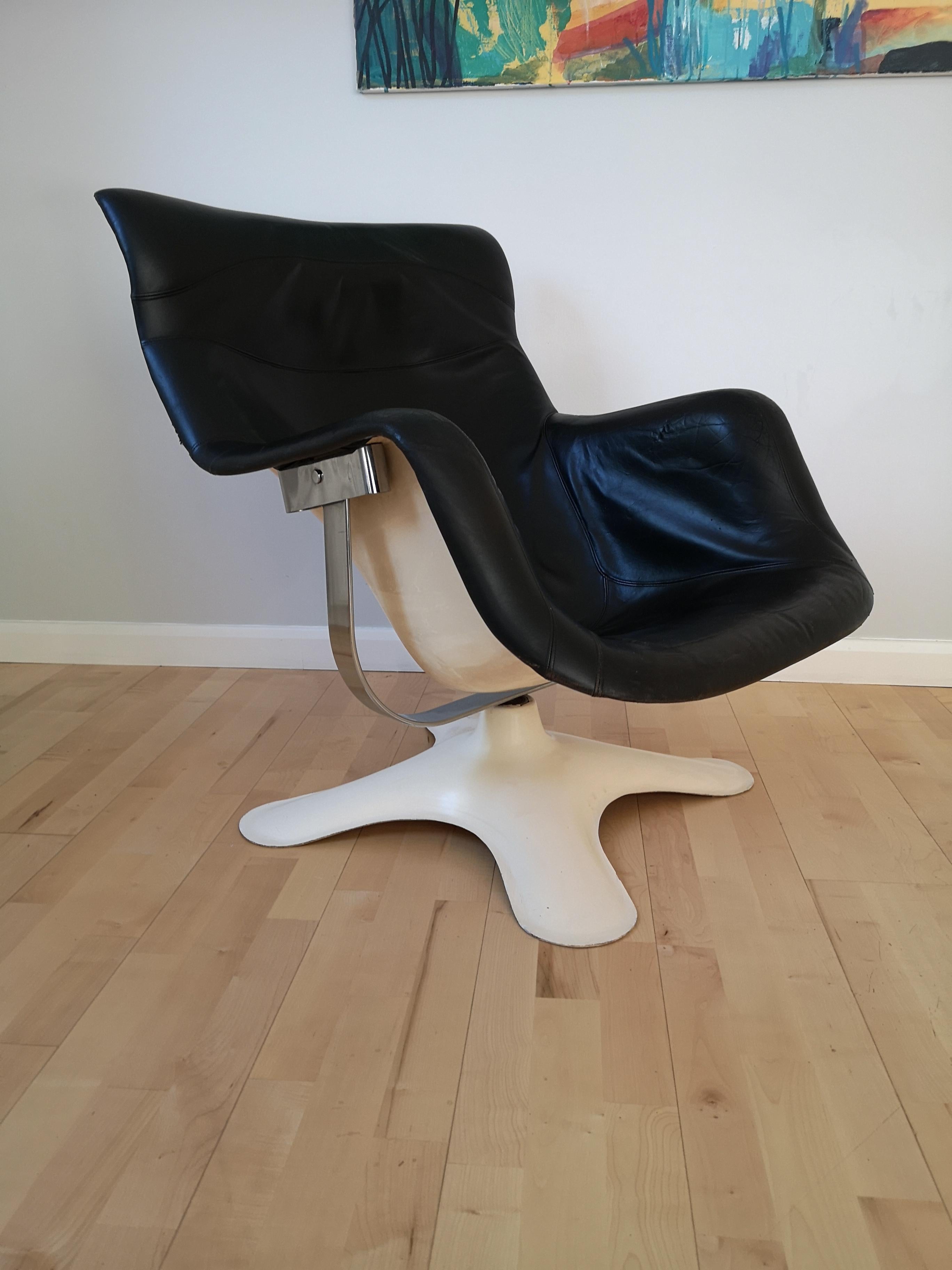 A stunning Karuselli leather and fiberglass swivel armchair by Yrjö Kukkapuro for Haimi Oy, launched in 1964. The chair has a fiberglass shell and base. The seat based is connected to the base by chromed steel spring and rubber dampers and the chair