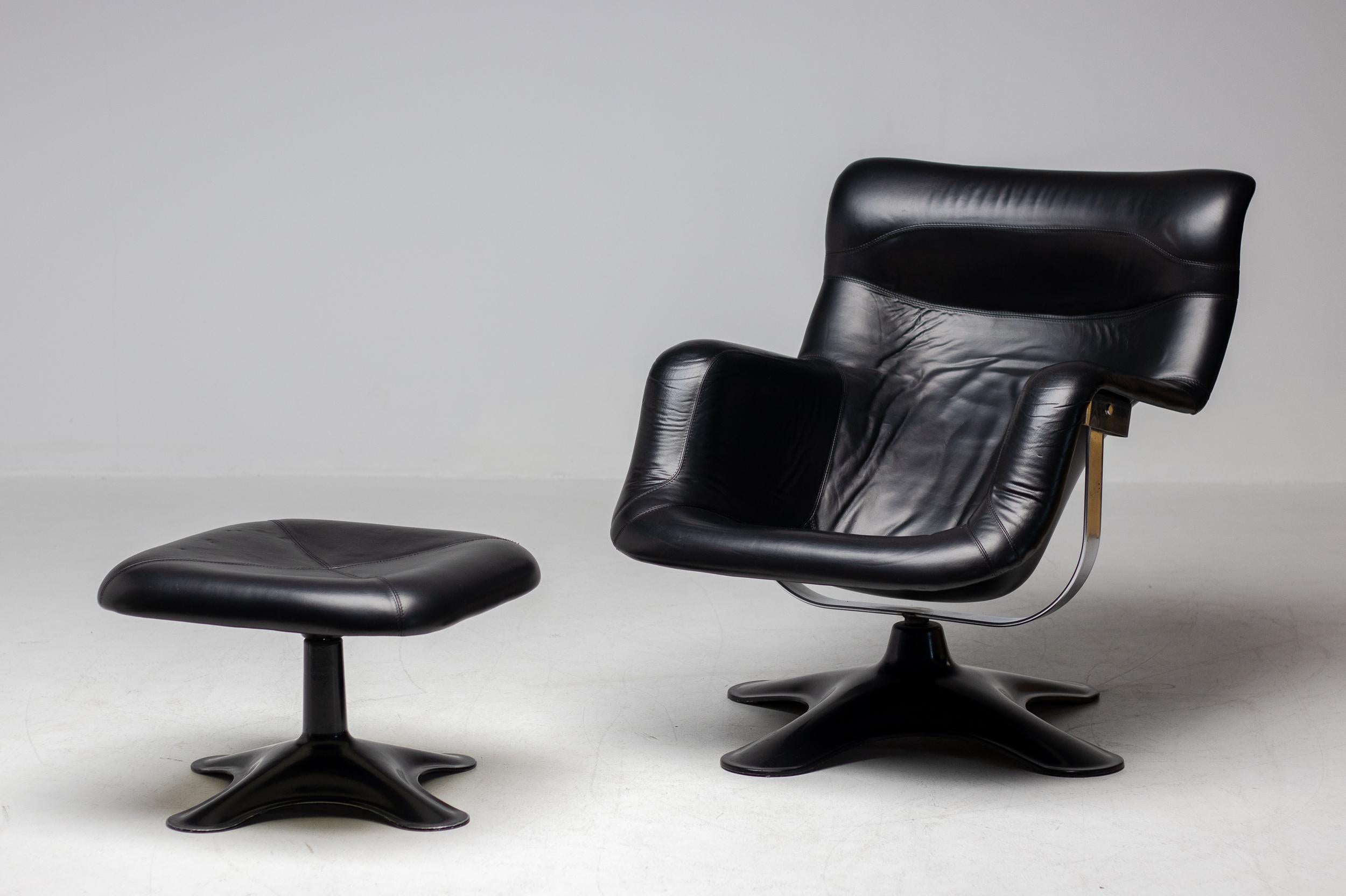Wunderschöne Vintage-Version dieses skandinavischen Klassikers aus den 1960er Jahren mit seltenem, passendem Drehhocker.
Der wohl bequemste, futuristischste und eleganteste Stuhl, der in den 1960er Jahren geschaffen wurde.
Dieses Set ist in einem