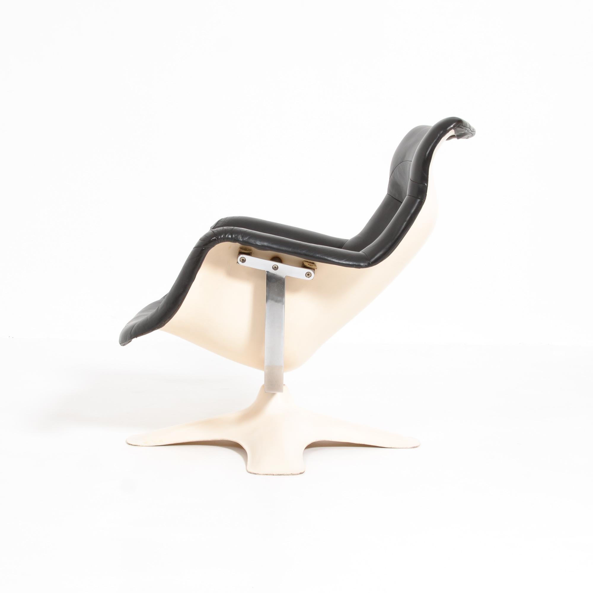 This authentic lounge chair Karuselli was designed by Yrjo Kukkapuro for Haimi, Finland in 1964. This lounge chair is the perfect example of Kukkapuro’s interest in achieving ultimate comfort for the sitter.
The Karuselli Lounge chair is the result