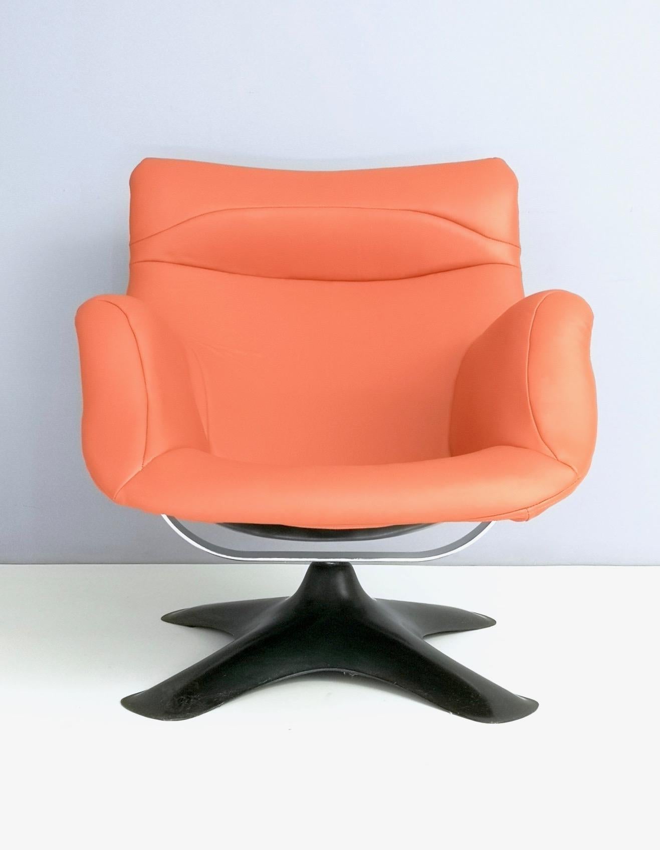 Finlande, années 1960.
Chaise longue ergonomique et enveloppante par Yrjo Kukkapuro.
Il est doté d'une barre chromée qui sert de suspension à la chaise, et comporte une coque et une base en fibre de verre. Cette chaise longue tourne à 360 degrés