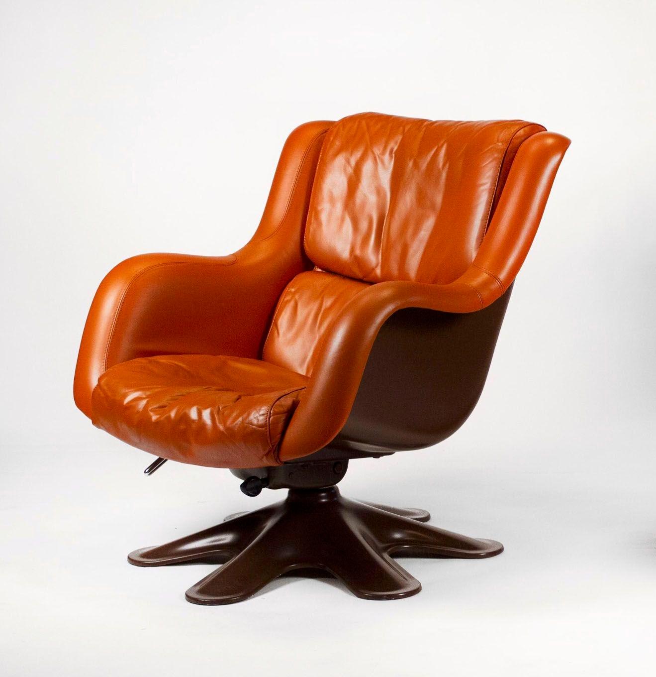 Karuselli dreh- und neigbarer Loungesessel von Yrjo Kukkapuro für Haimi of Finland in original terrakottafarbenem Leder mit schokoladenbraunem Fiberglasgestell. Dieser Sessel des Modells 418 ist auf dem US-Markt sehr selten, vor allem in dieser