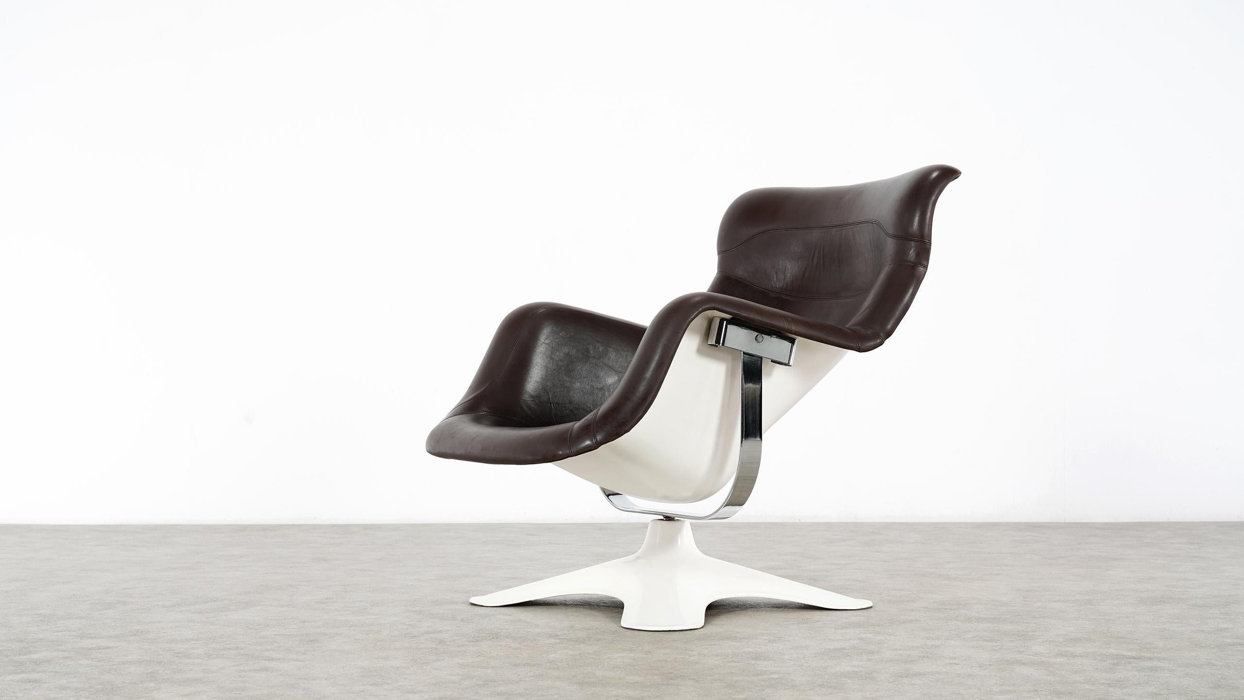 Karusselli lounge chair, designed in 1964 by Yrjö Kukkapuro for Artek, Finland.
The chair is one of the most famous designs from the Space Age of the 1960s. 

Kukkapuro's design was based on the impression of his own body in the snow. It took him