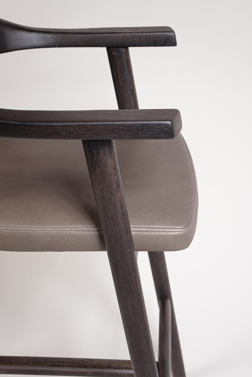 Taburete de mostrador Karve, Taburete de mostrador a medida de roble macizo y cuero en venta 1