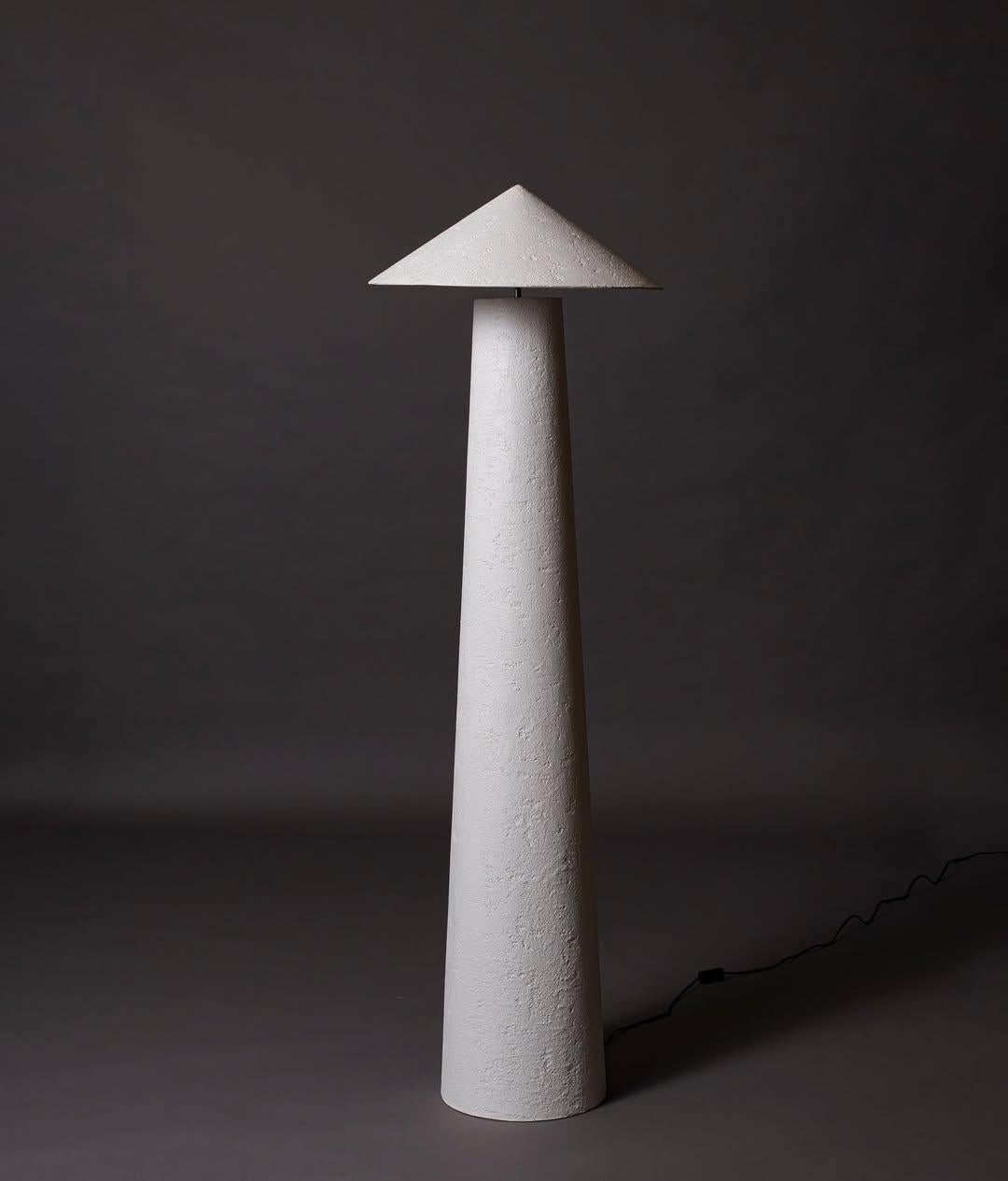Lámpara de pie Kasa de Harshita Jhamtani Designs
Dimensiones: A 53,3 x A 172,7 cm
Materiales: Pasta de arcilla, metal.

Disponible en Blanco huevo, Negro carbón o Nude. Póngase en contacto con nosotros.

Presentamos Kasa, una colección de lámparas