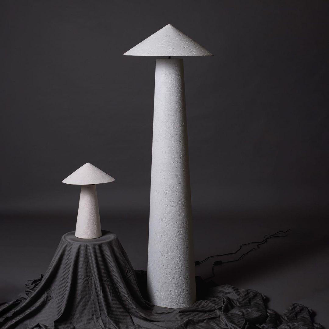 Lámpara de pie Kasa de Harshita Jhamtani Designs Posmoderno en venta