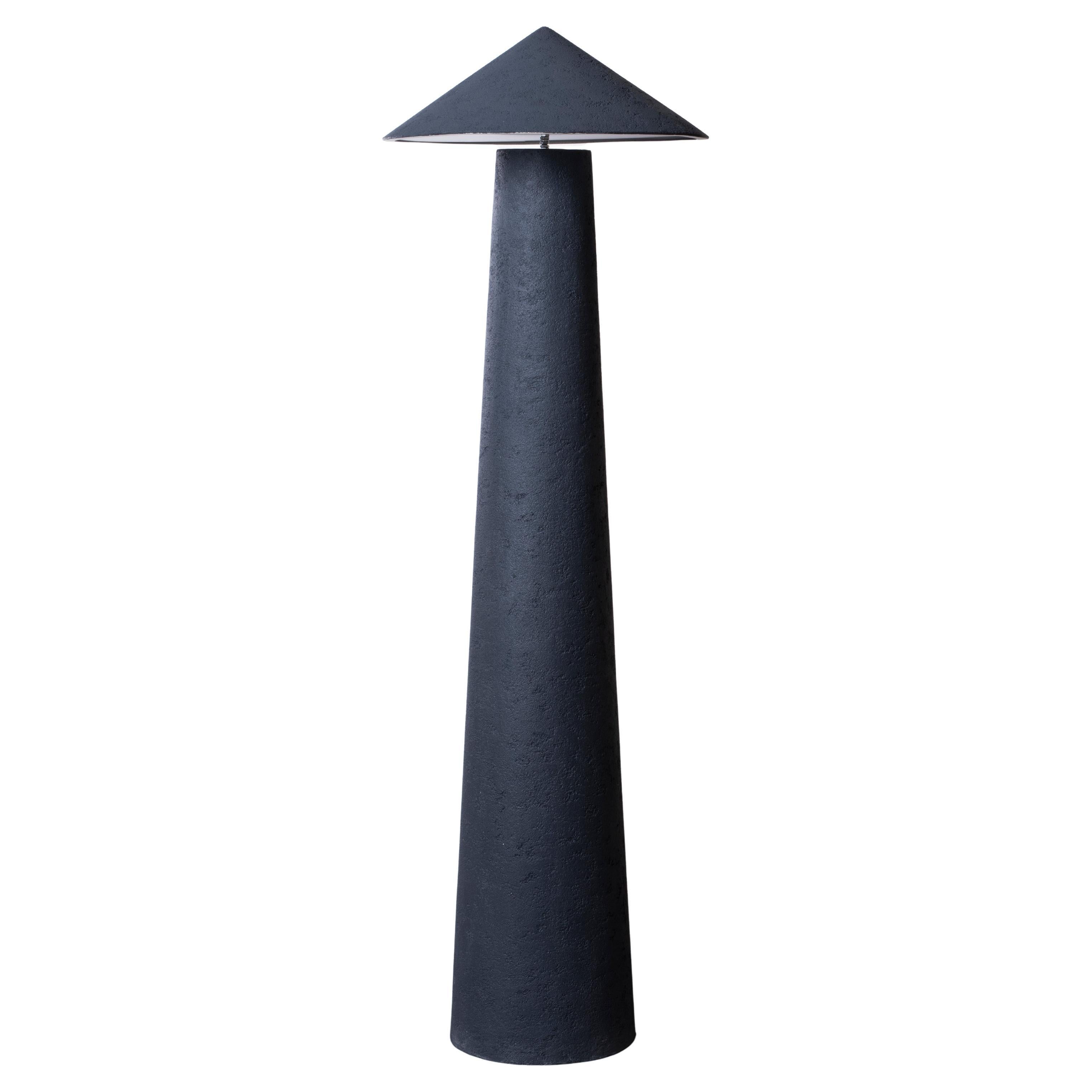 Lampada da terra Kasa di Harshita Jhamtani Designs