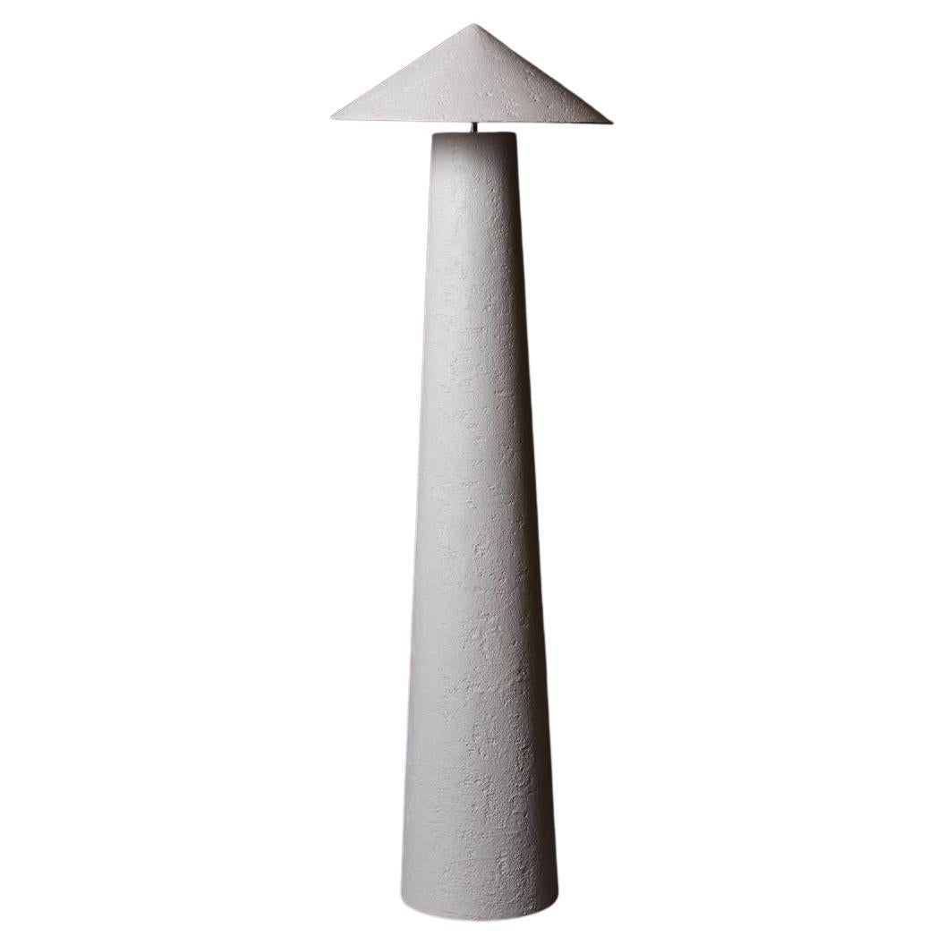 Lampada da terra Kasa di Harshita Jhamtani Designs
