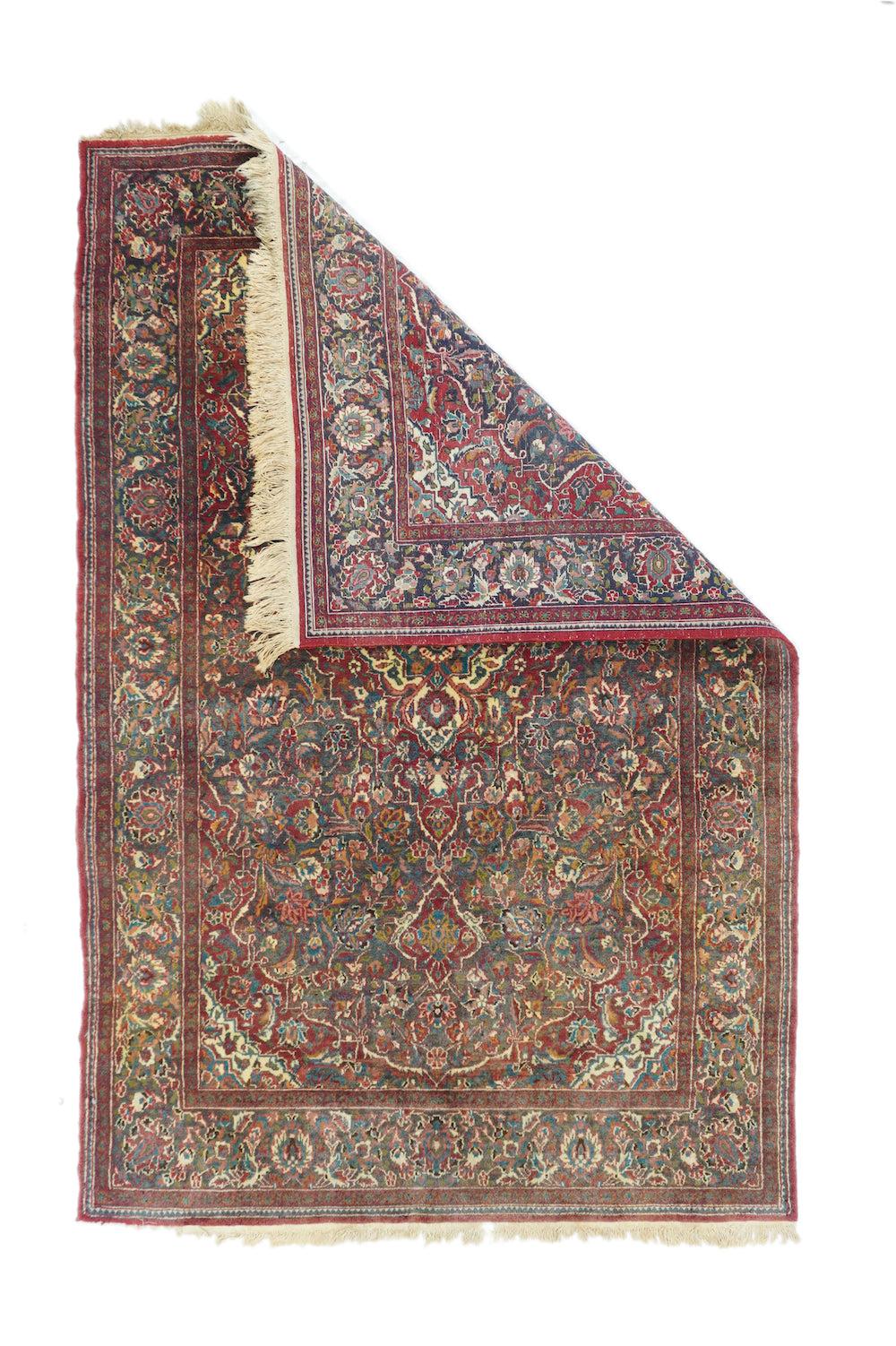 Kasahan Teppich 4'0'' x 6'0''. Das schieferblaue Feld zeigt ein ikonisches rotes Rautenmedaillon vom Typ Kashan mit gestuftem und gelapptem Umriss und Anhängern, die Blütenpalmetten einschließen. Eine Vielzahl von Palmetten wirbeln im Feld umher und