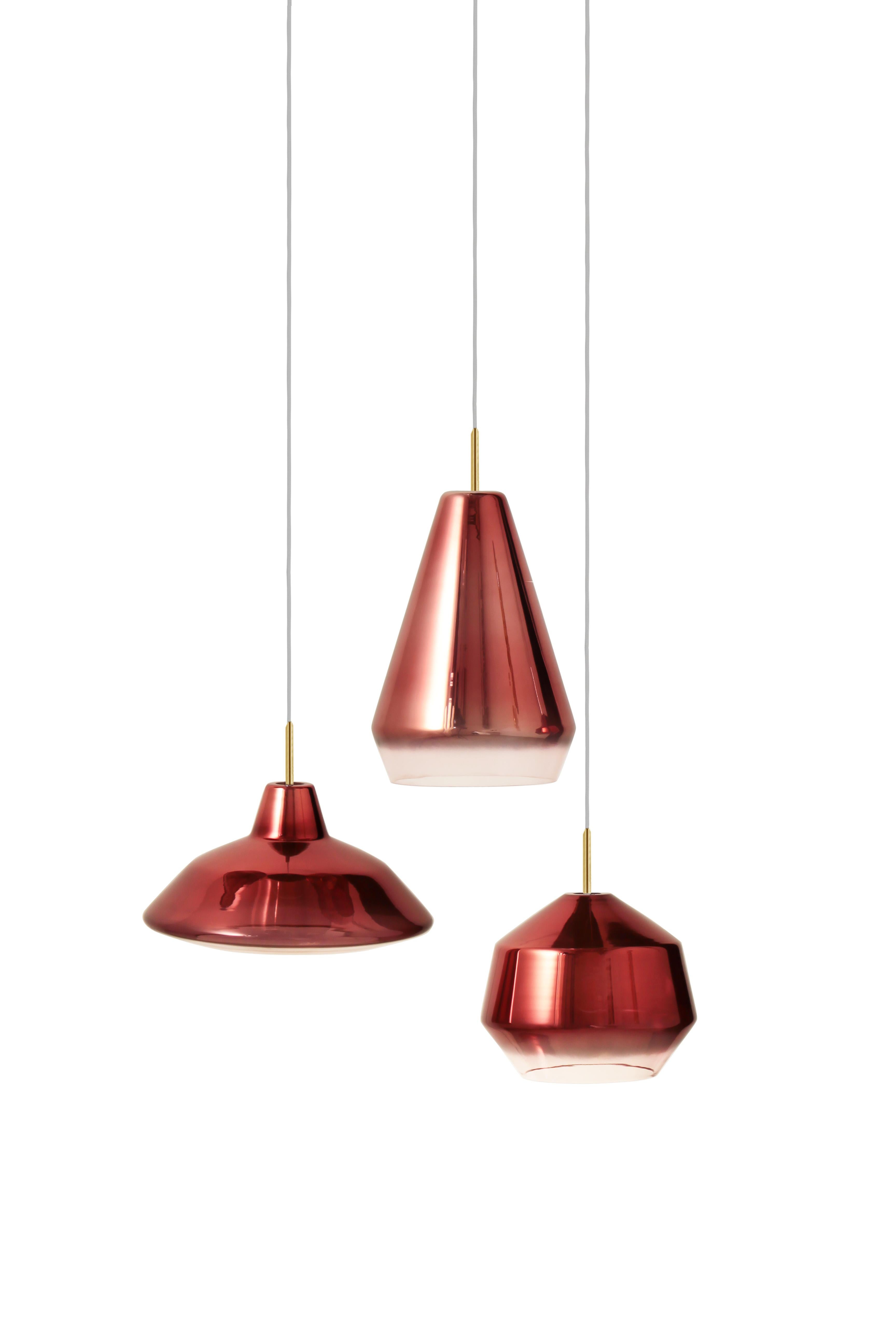 Ciondolo in vetro soffiato a mano. 3 bicchieri su un baldacchino rotondo in acciaio di 42 cm.

La collezione Kasar onora il volume e la trasparenza del vetro. Grazie a precise linee geometriche e a una finitura delicata, si adatta a qualsiasi