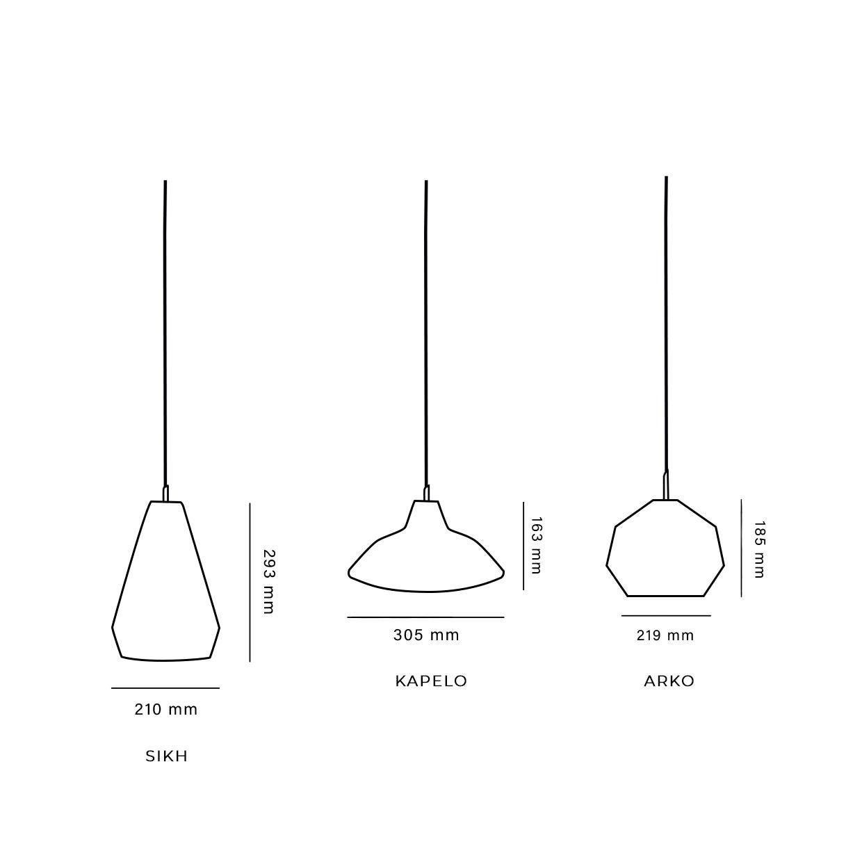 Une création unique fabriquée à la main dans notre atelier de Nice.
Cette lampe suspendue présente les trois formes de verre de notre collection Kasar, empilées les unes sur les autres pour créer un effet visuel saisissant.
Chaque pièce de verre est