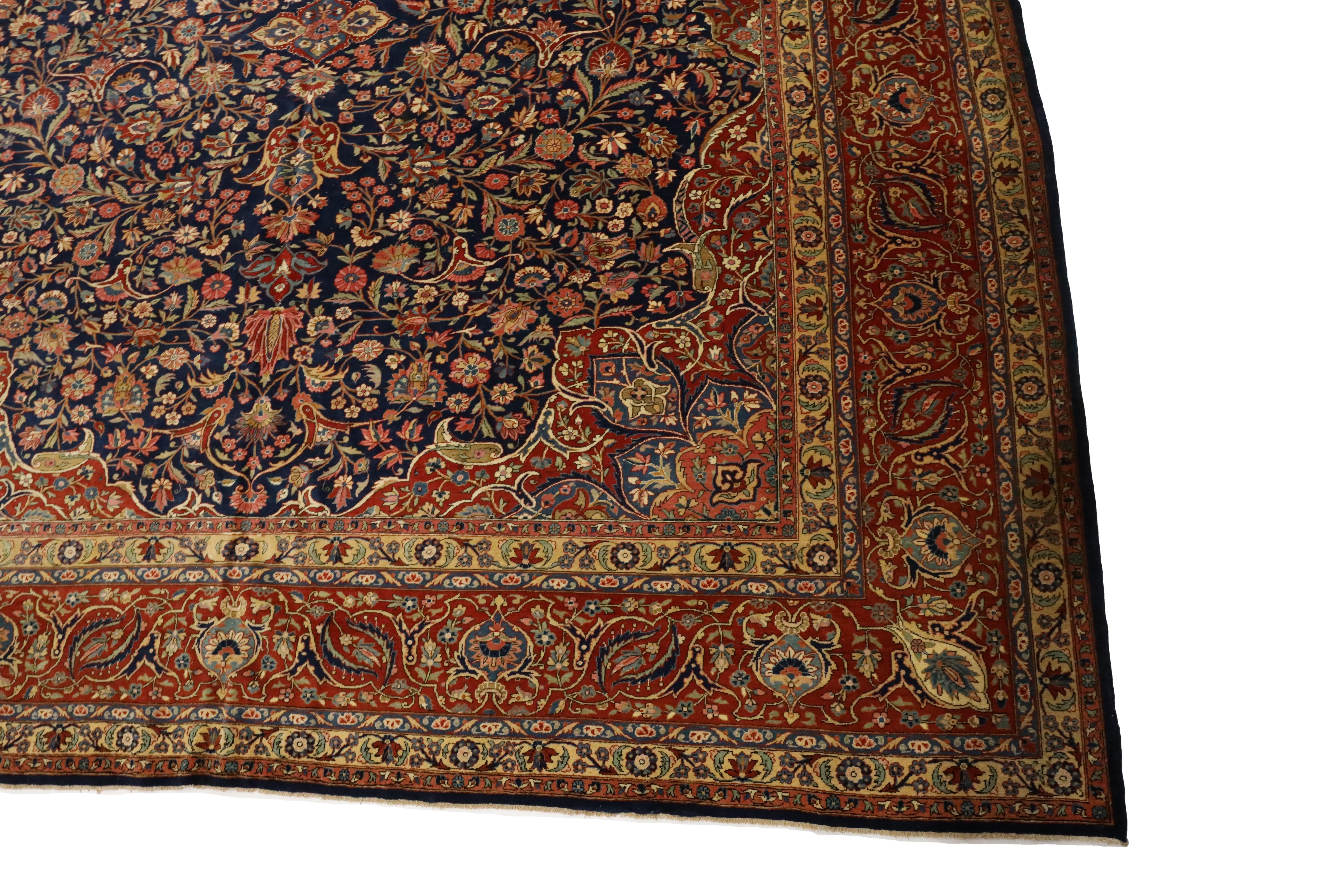 Dieser prächtige antike Kashan-Teppich mit den Maßen von ca. 10 x 15,5 Fuß ist ein Zeugnis für die außergewöhnliche Handwerkskunst und Kunstfertigkeit, die das Weben persischer Teppiche ausmacht. Dieser um 1940 handgeknüpfte Teppich ist ein echtes