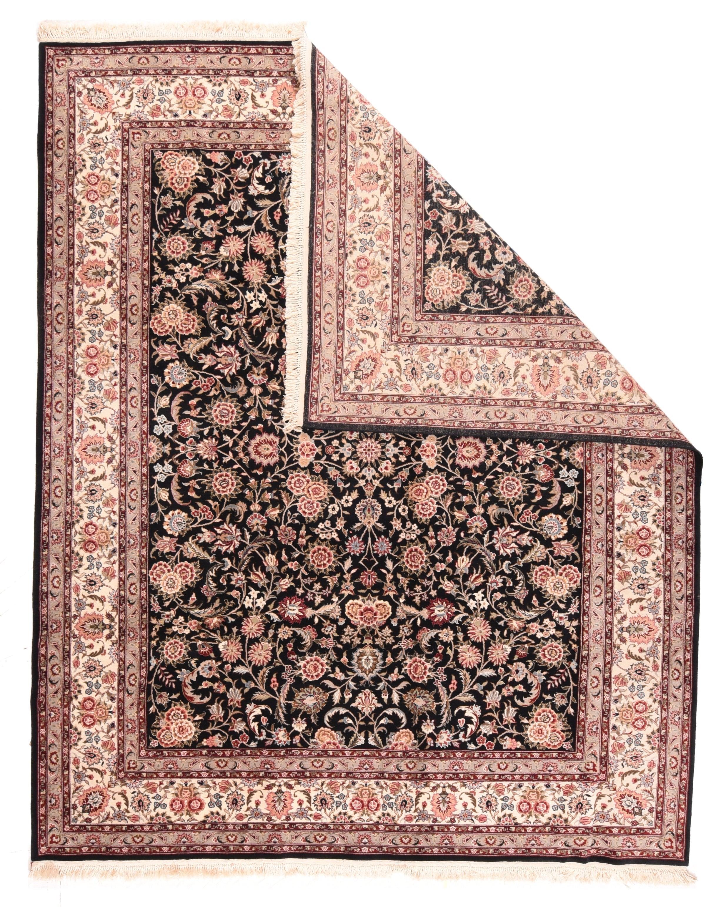 Tapis Kashan 7'9'' x 9'9''. Les roses de Tudor sont triplées dans les angles du champ et sur la vigne enroulée (islimi), et isolées partout ailleurs, de même que les palmettes à pétales aigus, les fleurons et les feuilles de faucille d'acanthe, le