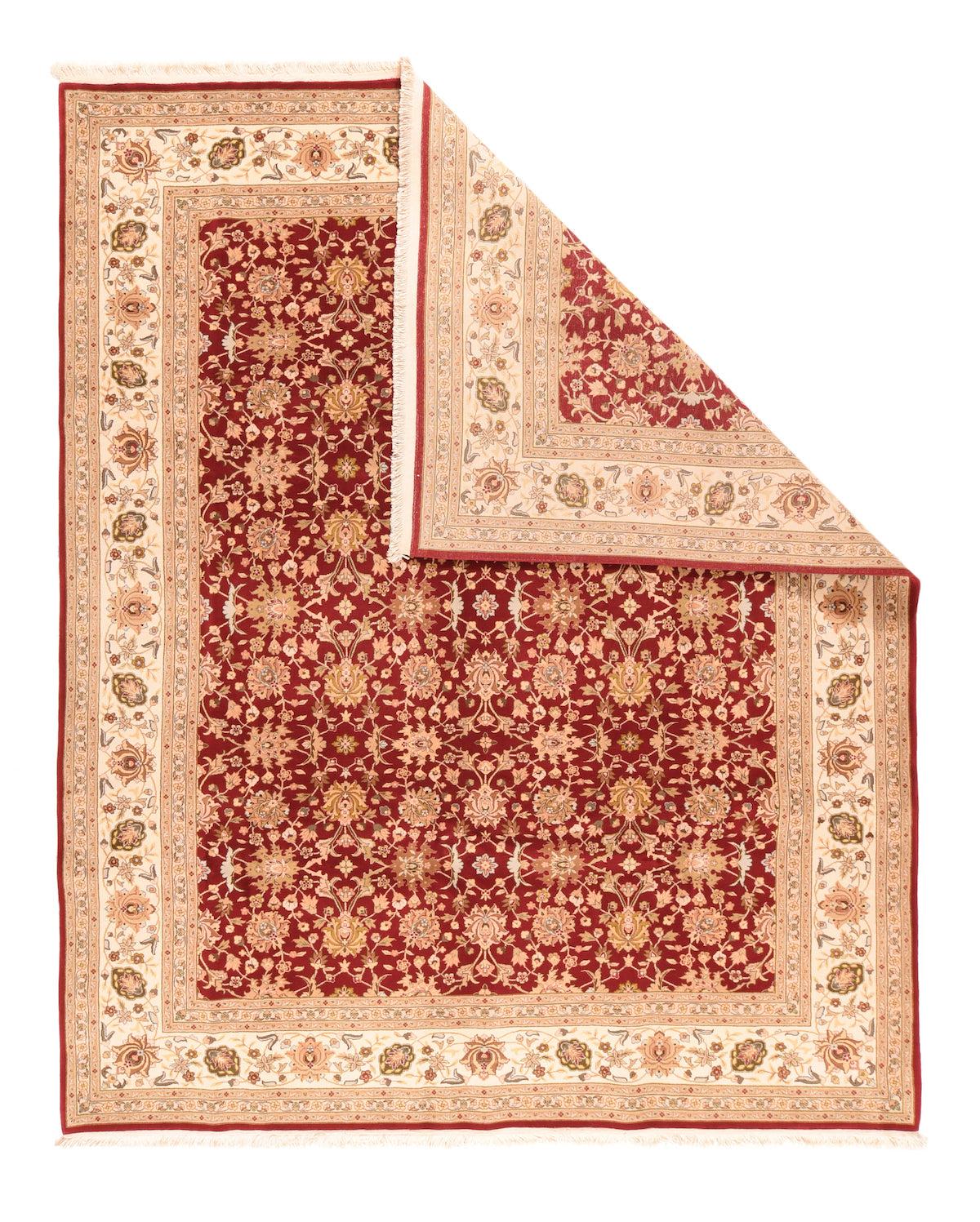 Alfombra Kashan 7'9'' x 9'9''. El campo rojo vino intenso muestra una representación meticulosamente pulcra de un motivo allover de siete columnas de palmitas erguidas, perezosas y ladeadas, rasgadas, harapientas y con pétalos de colores, en una