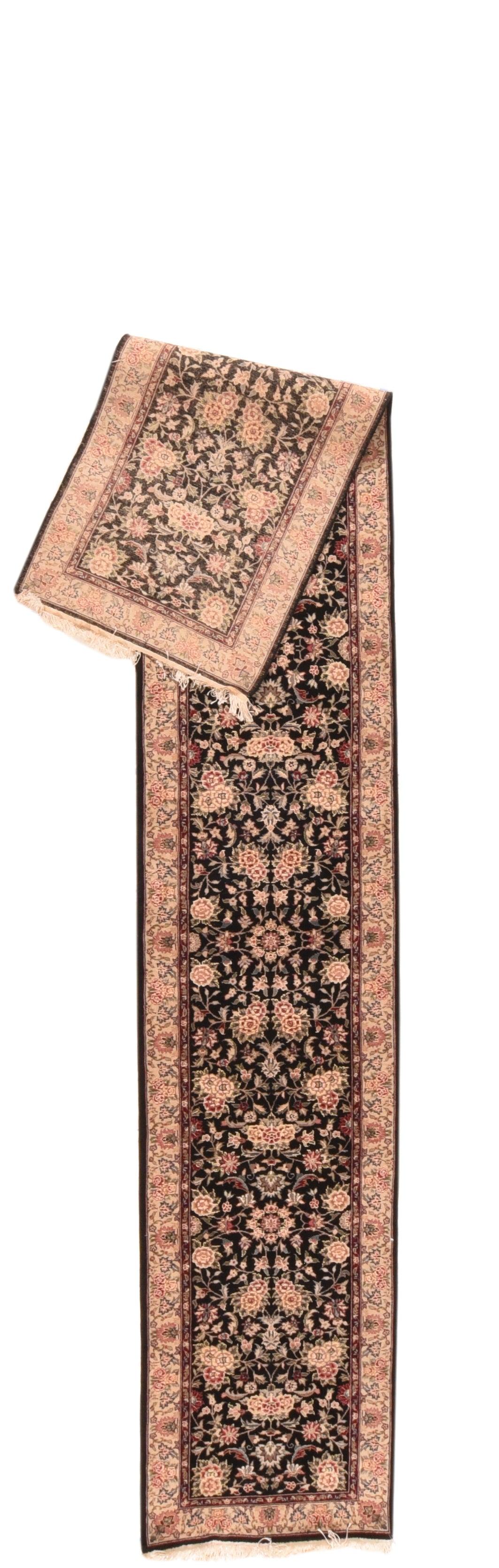 Kashan Runner 2'3'' x 14'0''. Il campo quasi nero presenta rose singole, doppie e triple in piena fioritura, insieme a rosette composite, oltre a piccoli fiori ecrù, rinceaux, palmette dai petali frastagliati e foglie lancette appuntite. Bordo in