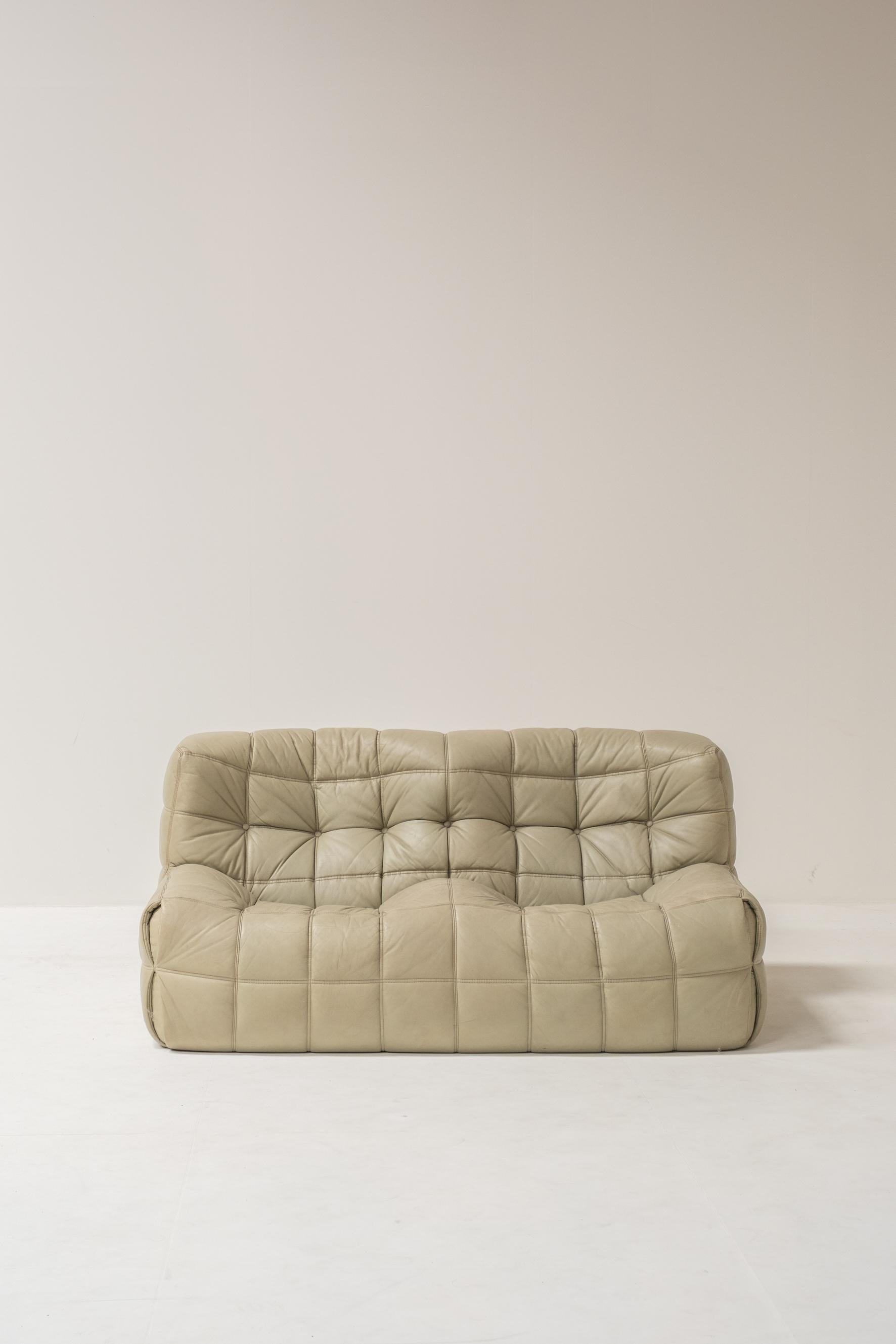 Divano a 2 posti Kashima disegnato da Michel Ducaroy per Ligne Roset, prodotto negli anni '70. Questo pezzo vintage riflette l'approccio di Ducaroy al comfort moderno, caratterizzato da forme morbide e invitanti e da un elegante profilo basso.