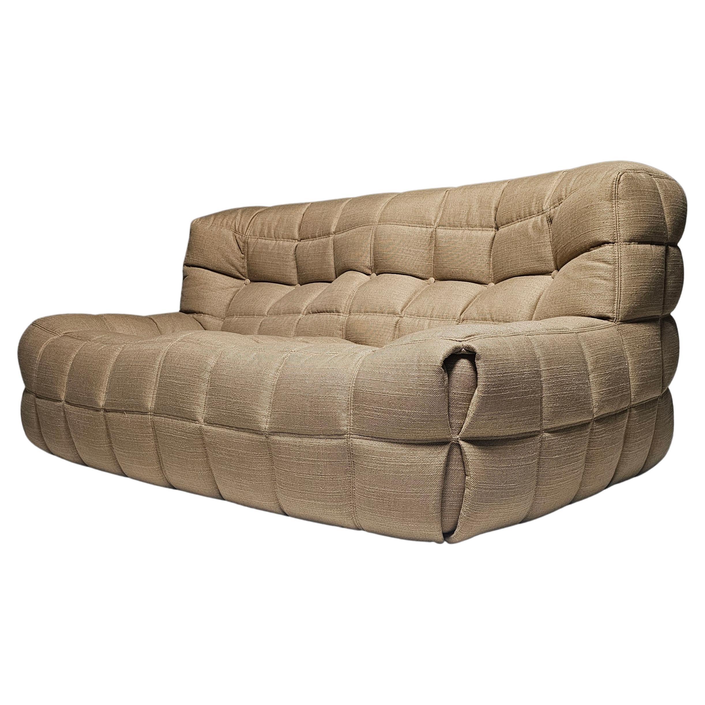 Canapé 2 places Kashima, Michel Ducaroy, Ligne Roset, 1970

Ce canapé est une production précoce signée avec les étiquettes de Label Roset sur le dos et le tissu du logo de Label Roset sur le dessous.

Conçu pour imiter les nuages flottants, le