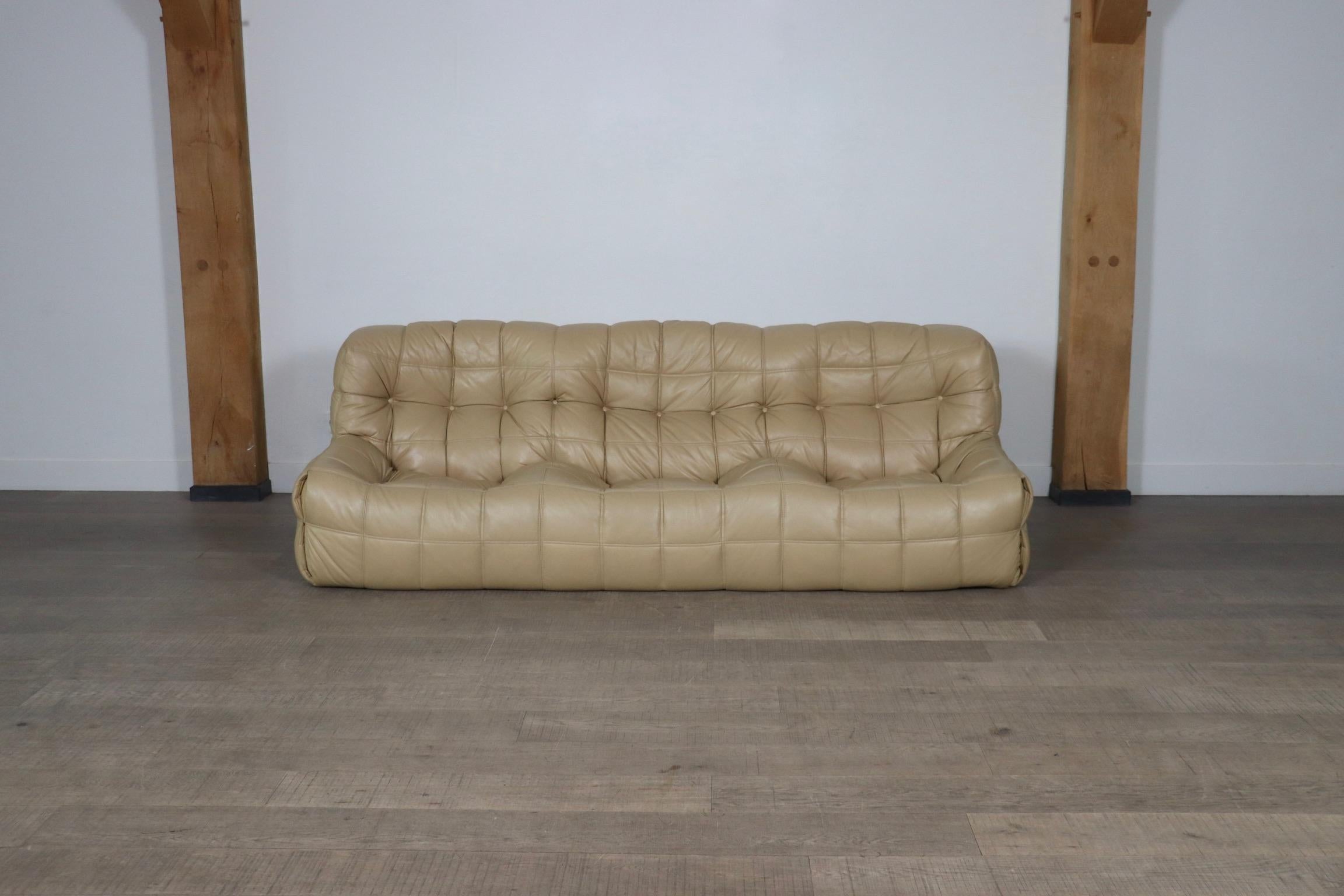 Erstaunliches original Ligne Roset Kashima Dreisitzer-Sofa von Michel Ducaroy, Frankreich 1970er Jahre.

Das angenehme Leichtgewicht ist sowohl sehr bequem als auch ein tolles Design, vor allem in der schönen originalen cremefarbenen