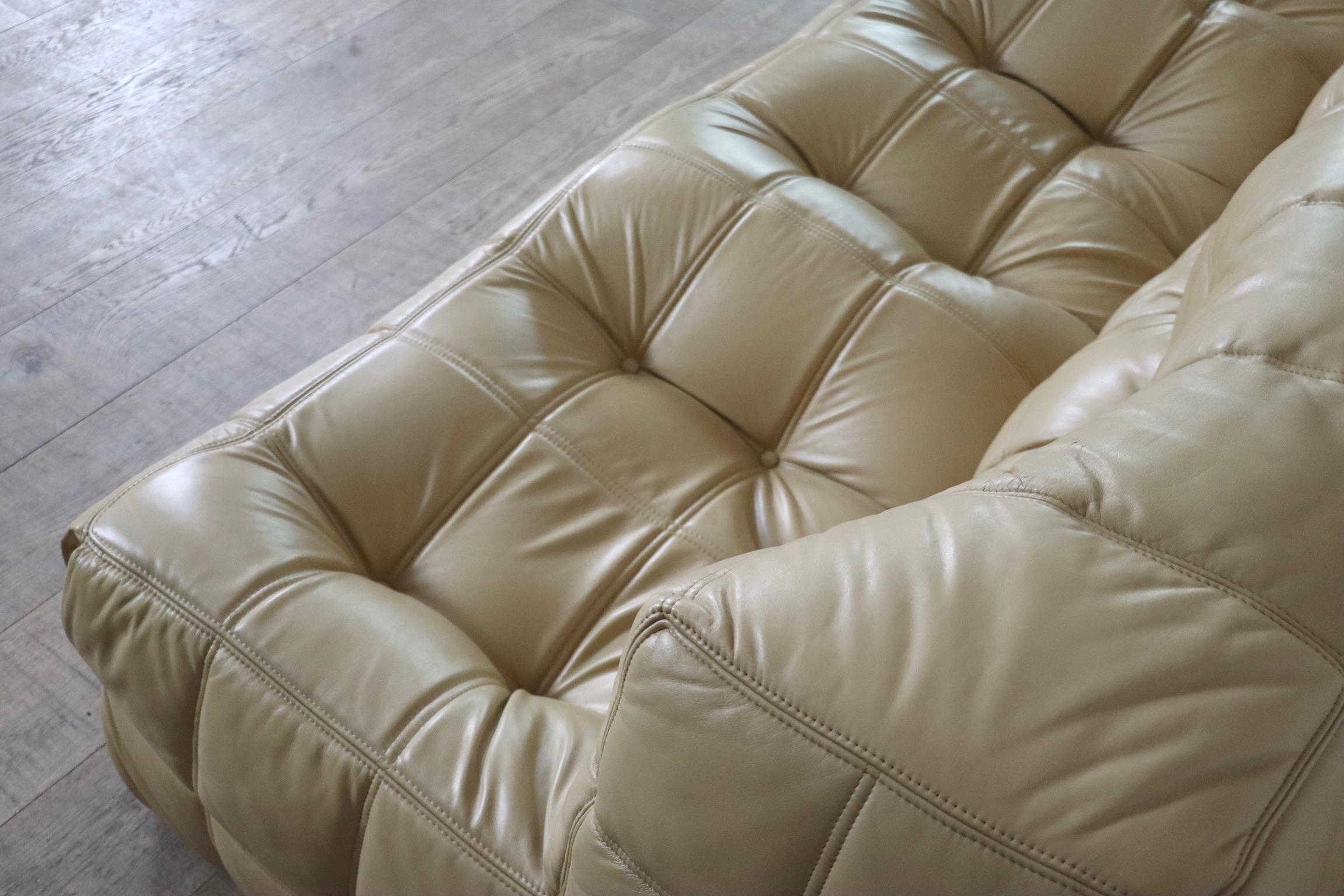 Kashima Dreisitzer-Sofa aus cremefarbenem Leder von Michel Ducaroy für Ligne Roset im Zustand „Gut“ in ABCOUDE, UT