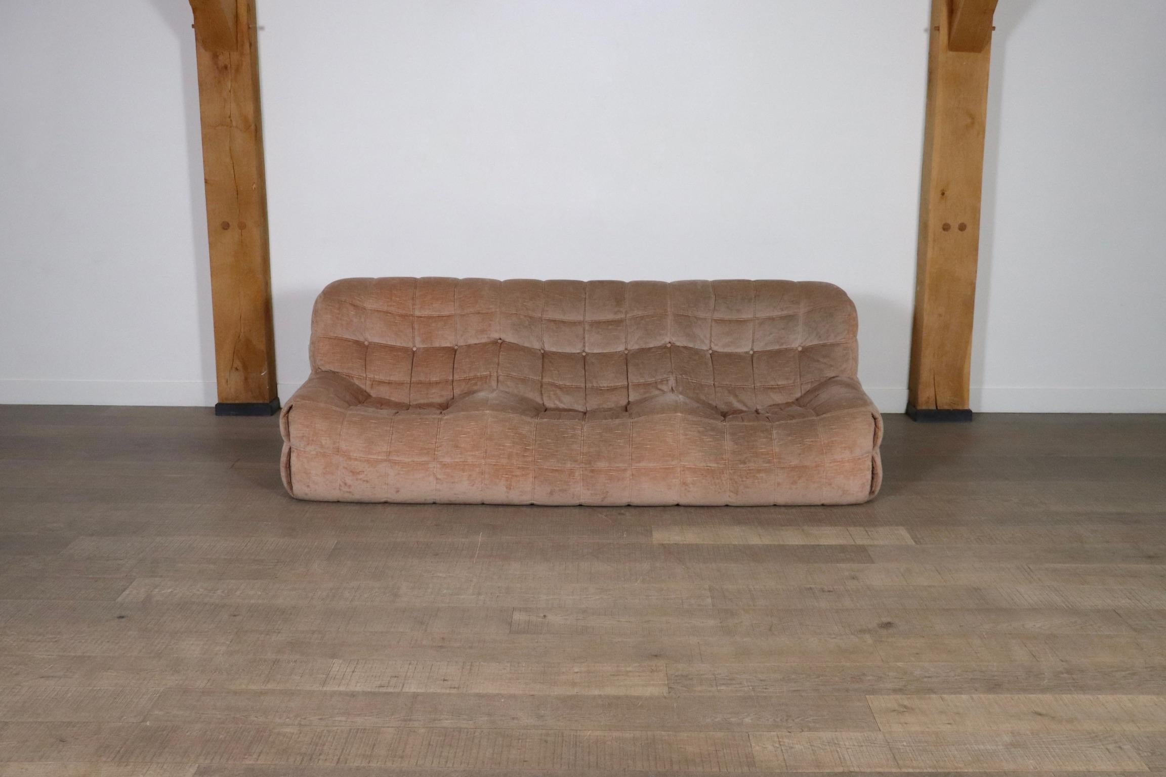 Amazing original Ligne Roset Kashima three seater sofa by Michel Ducaroy, France 1970s.

The nice lightweight design is both very comfortable and fun to look at in the beautiful original salmon velvet upholstery. The original fabric is in very good