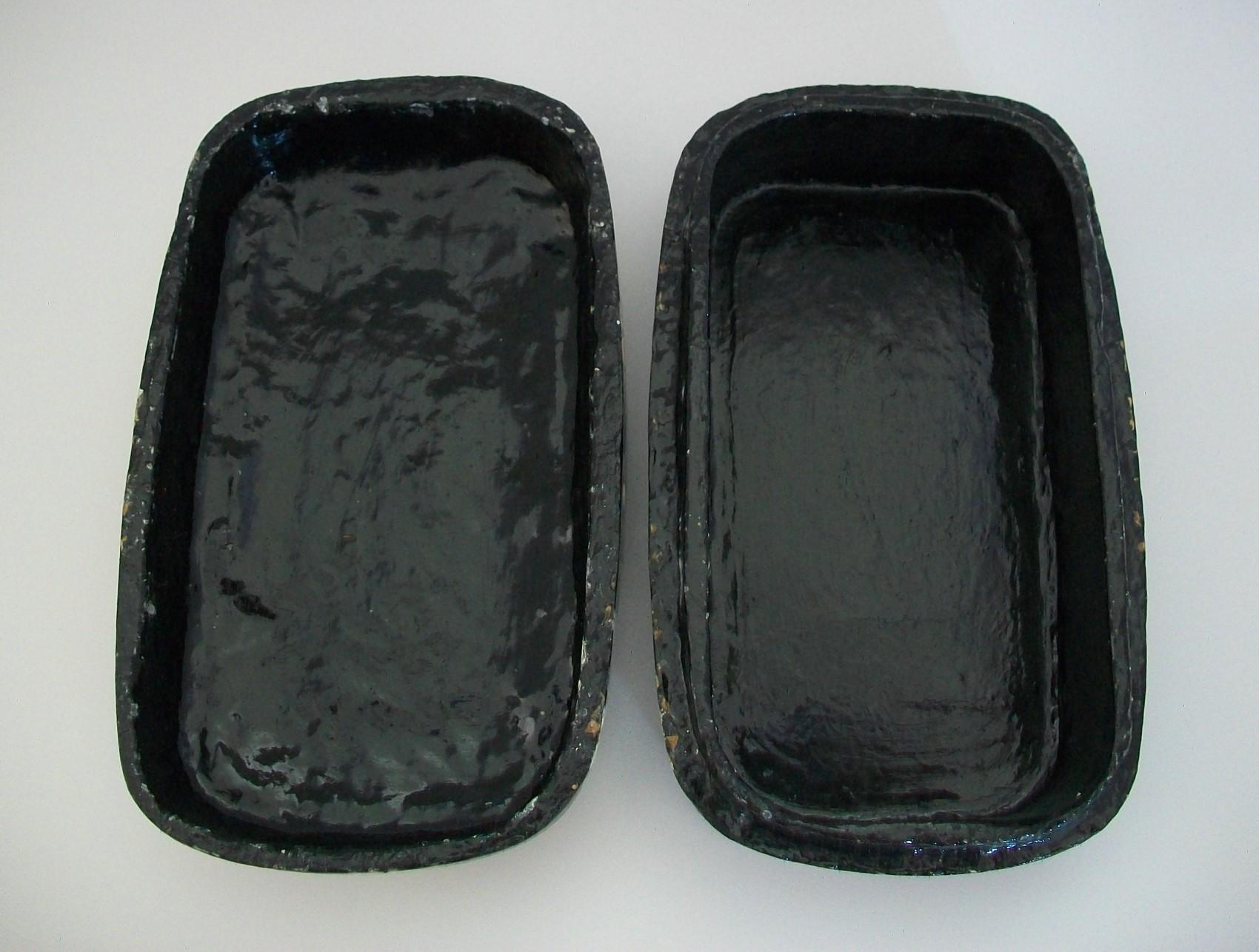 Schwarzer Kaschmir-Lack und handbemalte Pappmaché-Schachtel, Indien, Mitte des 20. (Zusammensetzung) im Angebot