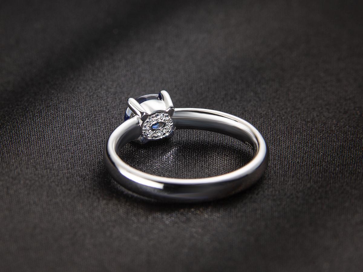 Kashmir Blue Sapphire Diamond 18K White Gold Engagement Ring Royal Blue Velvet In New Condition In Berlin, DE