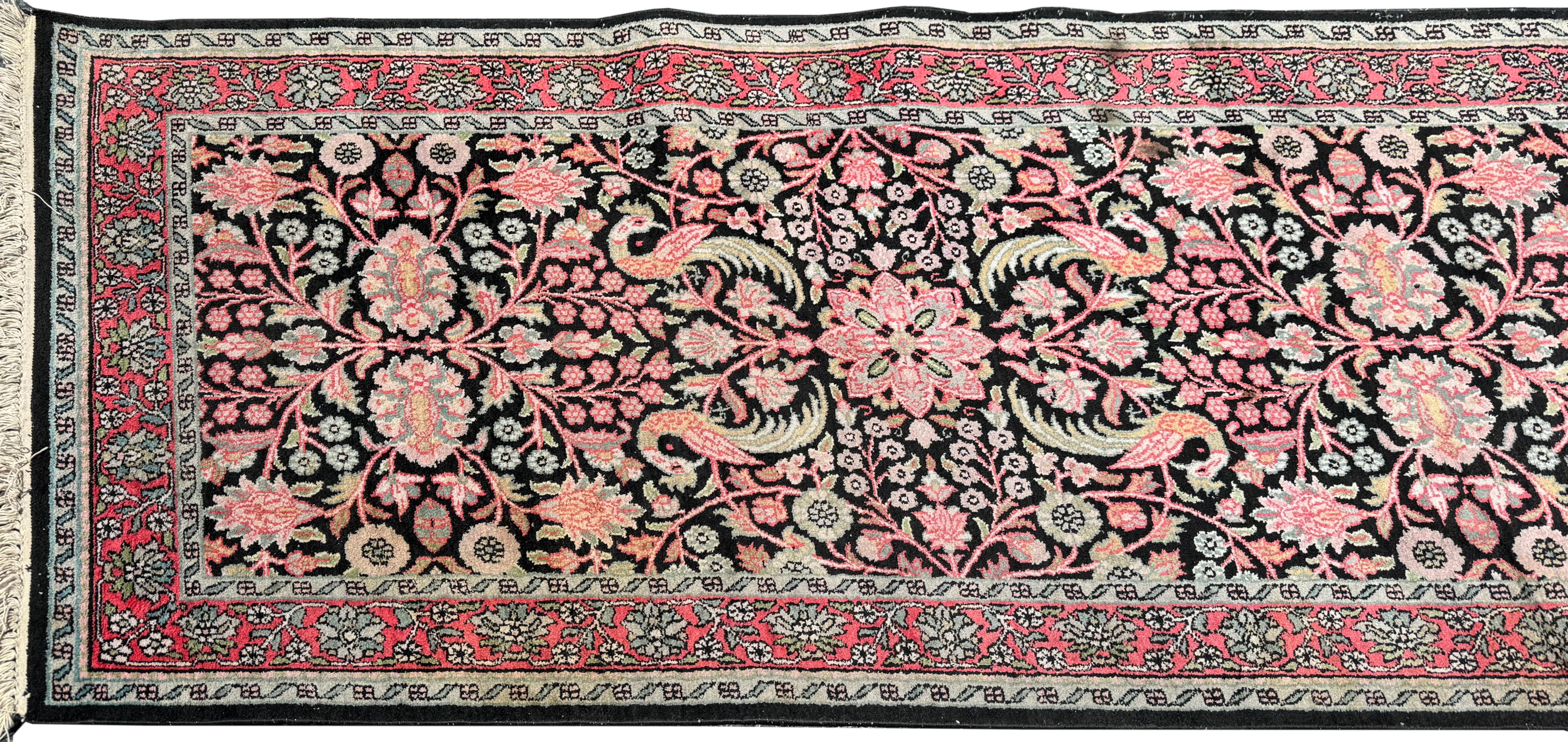 
Tappeto in cotone Kashmir
Il campo centrale è decorato con fogliame stilizzato e pavoni su fondo nero, con un ampio bordo di fogliame su fondo rosa.
118 per 37 pollici.
Rapporto sulle condizioni
Buone condizioni.