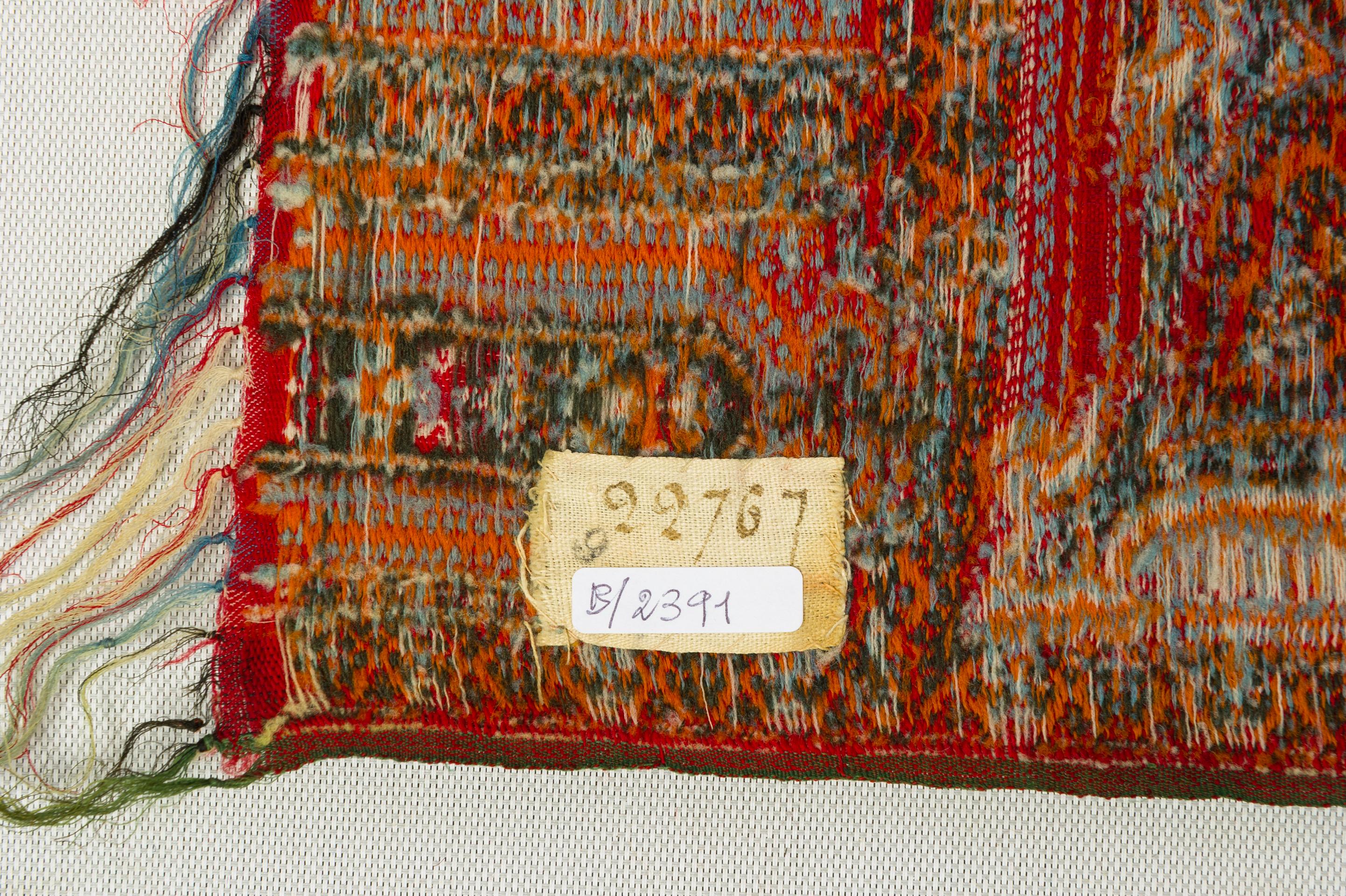 L'excellente qualité du tissu de laine et la richesse des motifs élaborés ont rendu ces châles célèbres dans le monde entier, même auprès des reines. 
Il s'agit d'un produit neuf, non antique, jamais utilisé, parfait, avec un bon prix.
B/2391.