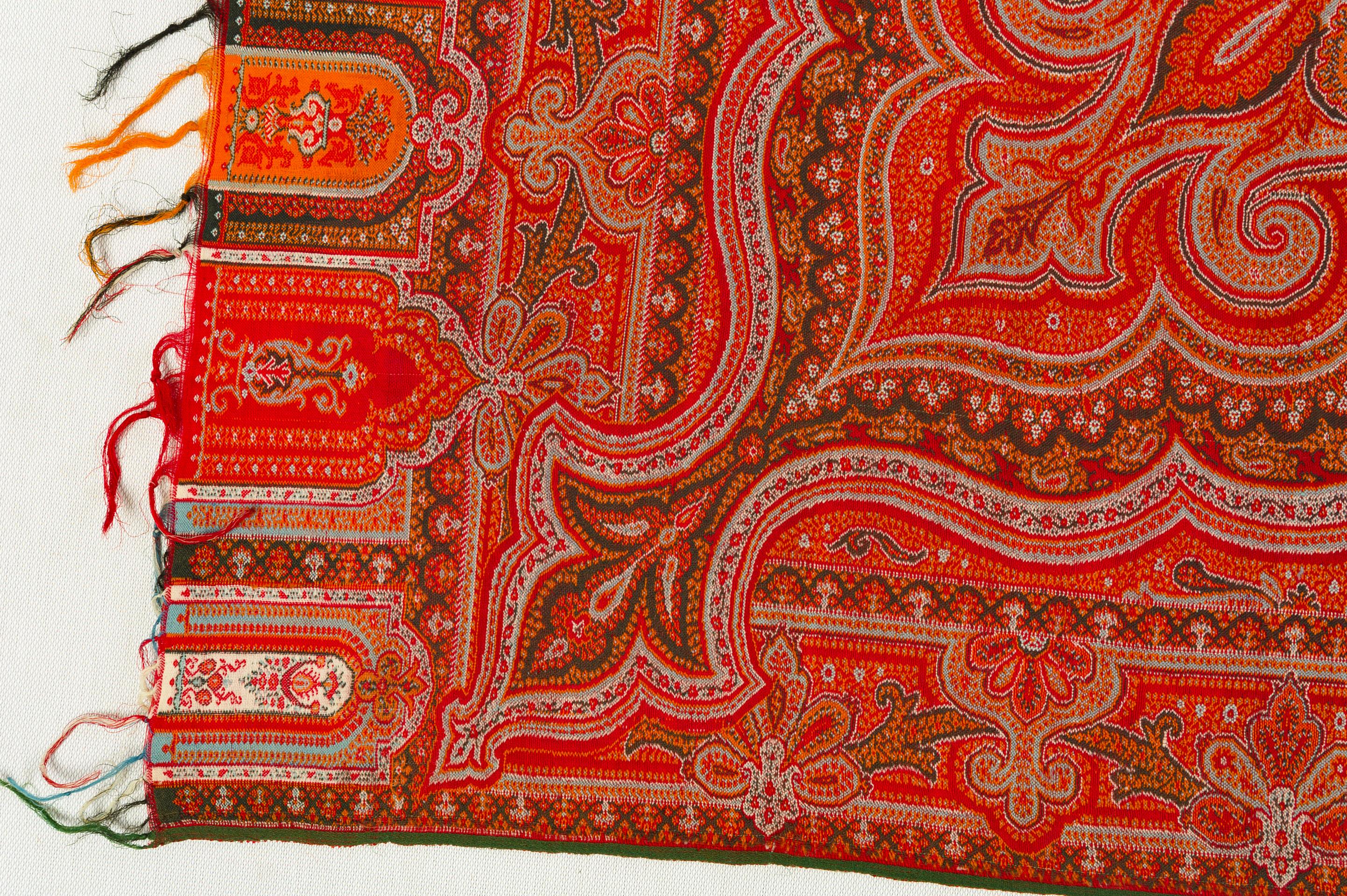 Kashmir Paisley  In Excellent Condition For Sale In Alessandria, Piemonte