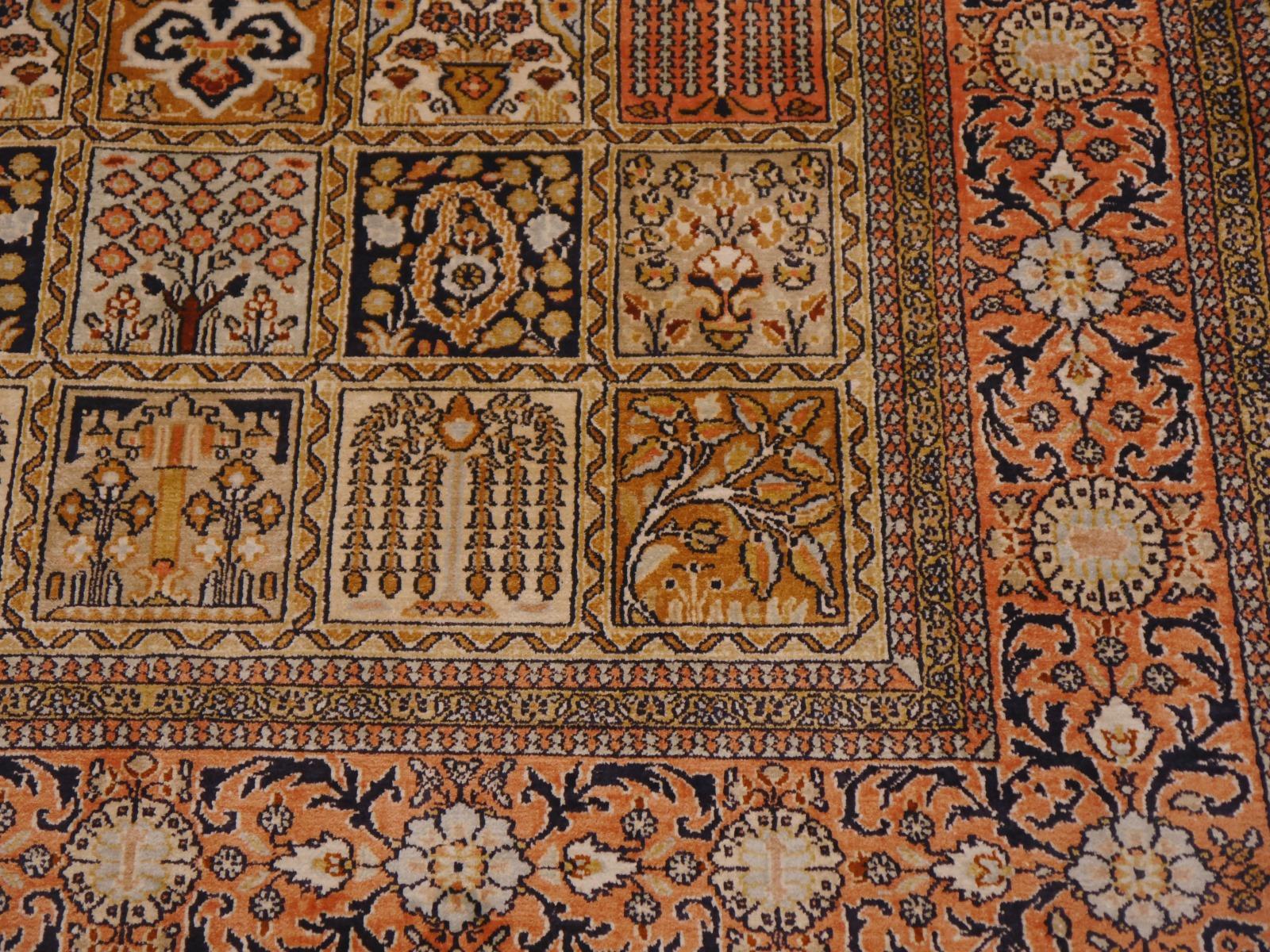Kashmir-Teppich aus reiner Seide aus Kaschmir mit Paneelmuster im Zustand „Gut“ im Angebot in Lohr, Bavaria, DE