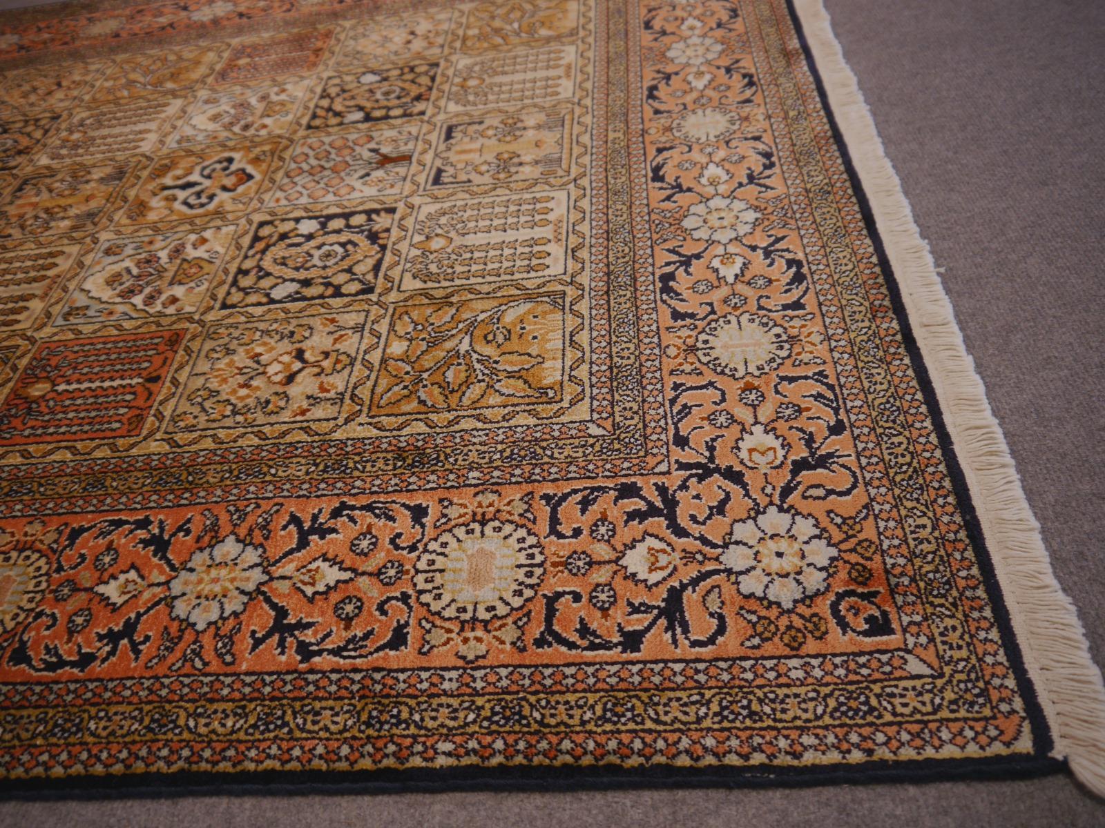 Kashmir Pure Silk Indian Rug with Panel Design In Good Condition For Sale In Lohr, Bavaria, DE