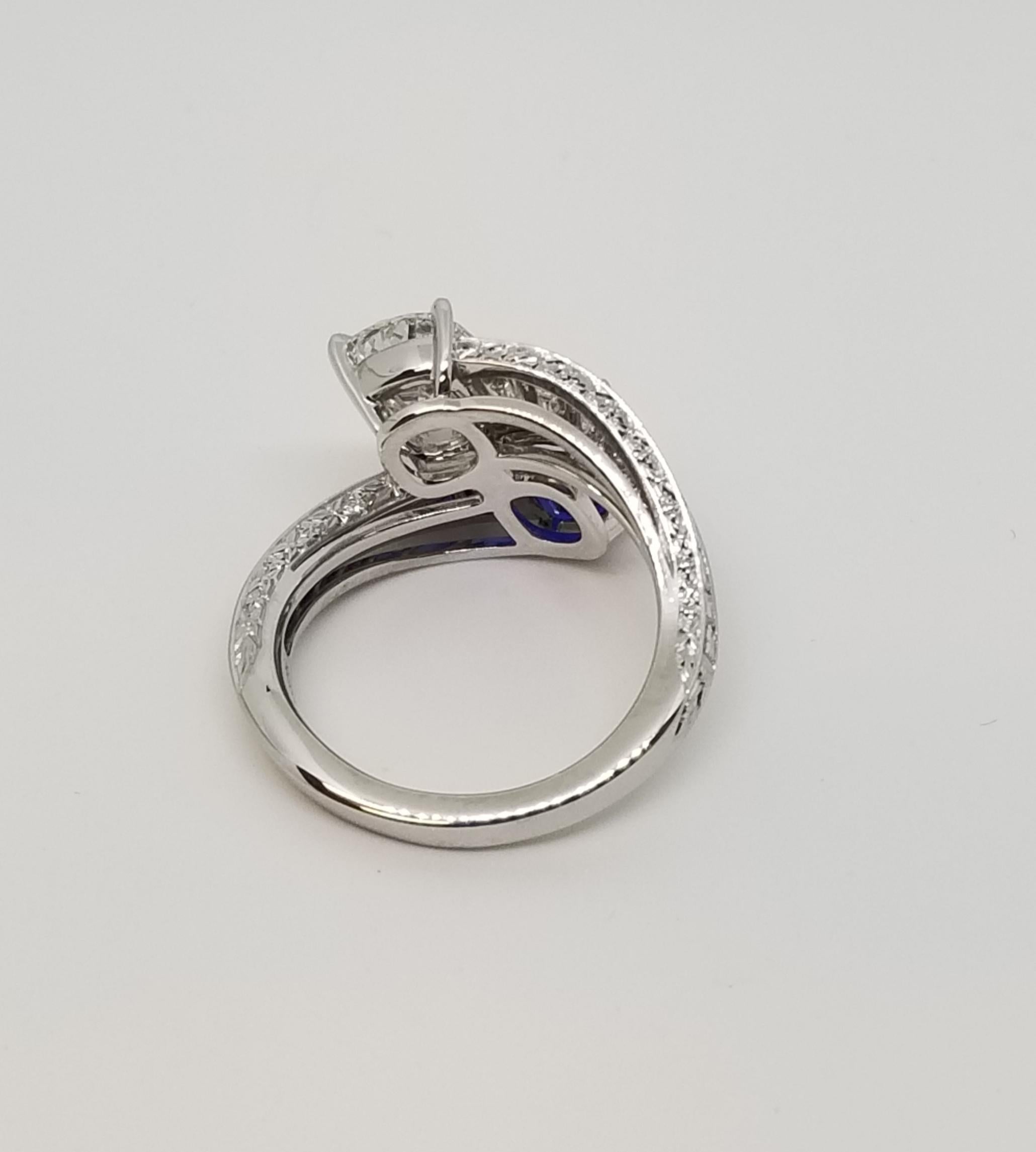 Kashmir Sapphire Diamond Platinum Toi et Moi Ring In New Condition In Greenwich, CT