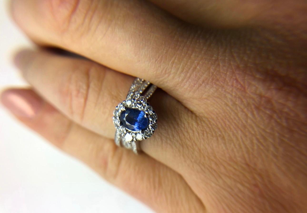 Oval Cut Kashmir sapphire diamond ring engagement ring 18KT gold For Sale