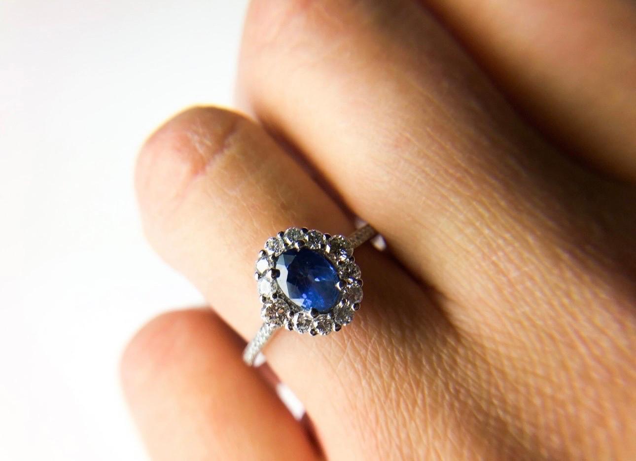 Kashmir sapphire diamond ring engagement ring 18KT gold In New Condition For Sale In Boca Raton, FL