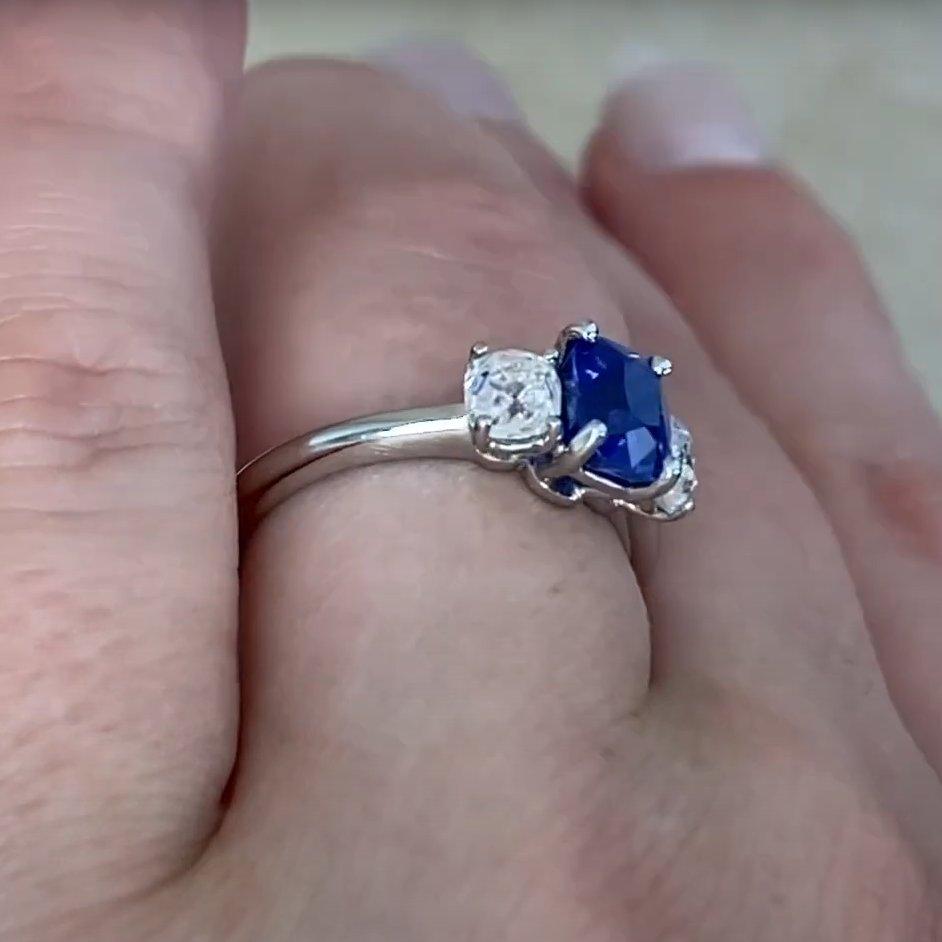 Taille vieille Europe Bague en platine avec saphir du Cachemire (SSEF et Gubelin d'environ 1,50 carat) en vente