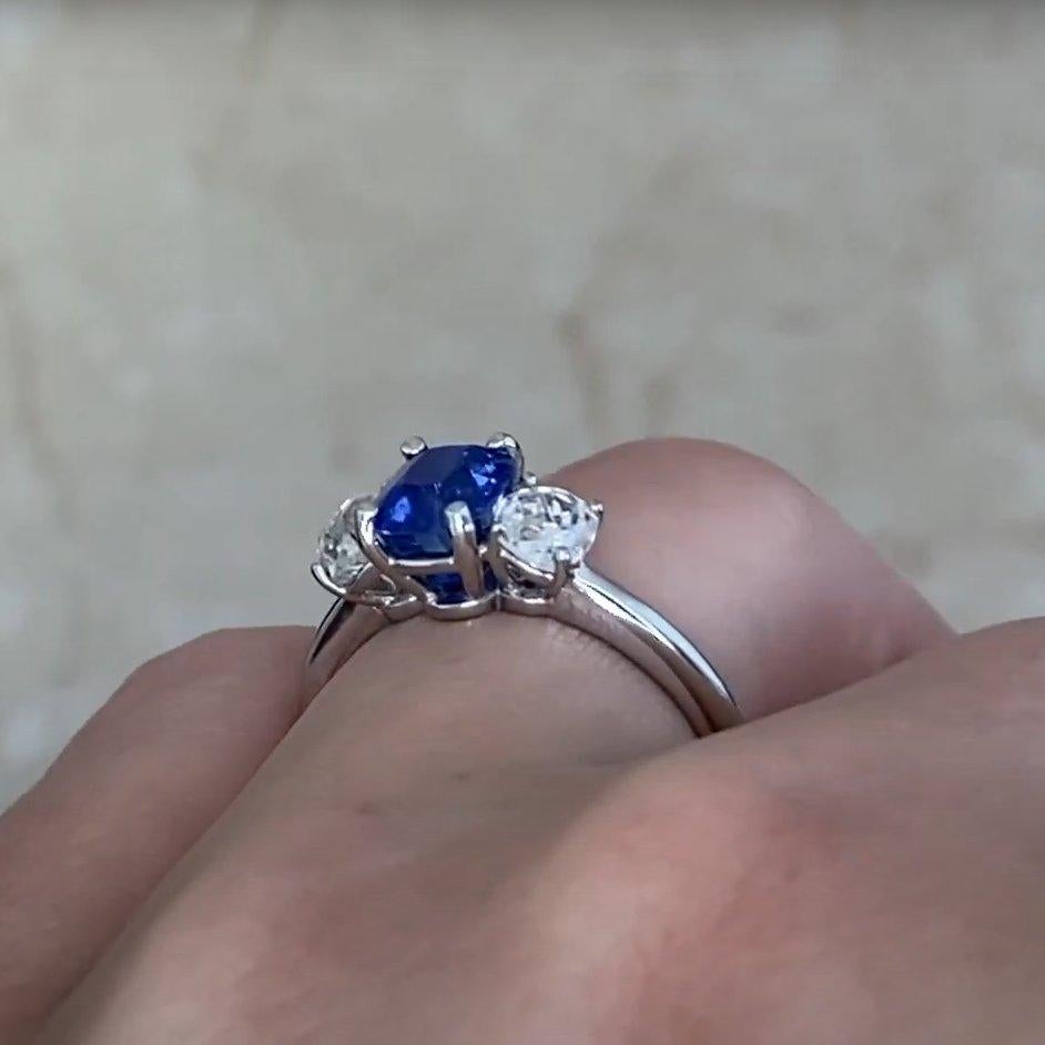 Bague en platine avec saphir du Cachemire (SSEF et Gubelin d'environ 1,50 carat) Excellent état - En vente à New York, NY