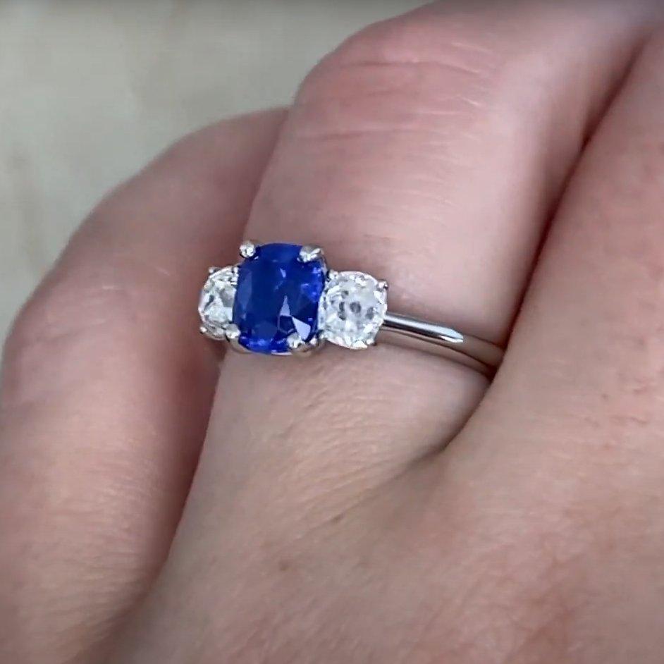 Bague en platine avec saphir du Cachemire (SSEF et Gubelin d'environ 1,50 carat) Pour femmes en vente