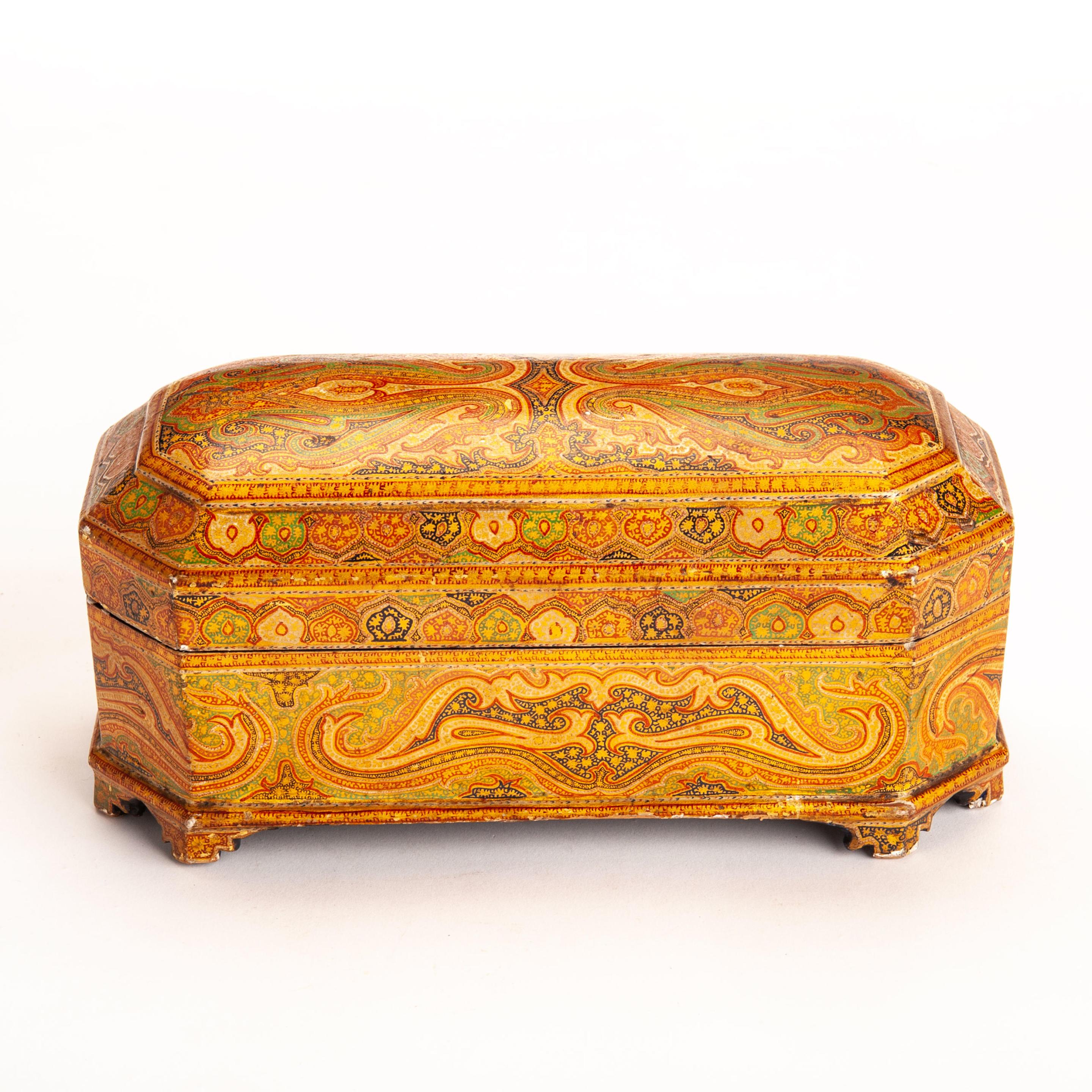 Réf : 125482
Boîte en laque du Cachemire.
Papier mâché avec peinture à la main et détails dorés.
Inde vers 1900

Dimensions : H : 10cm (3.9