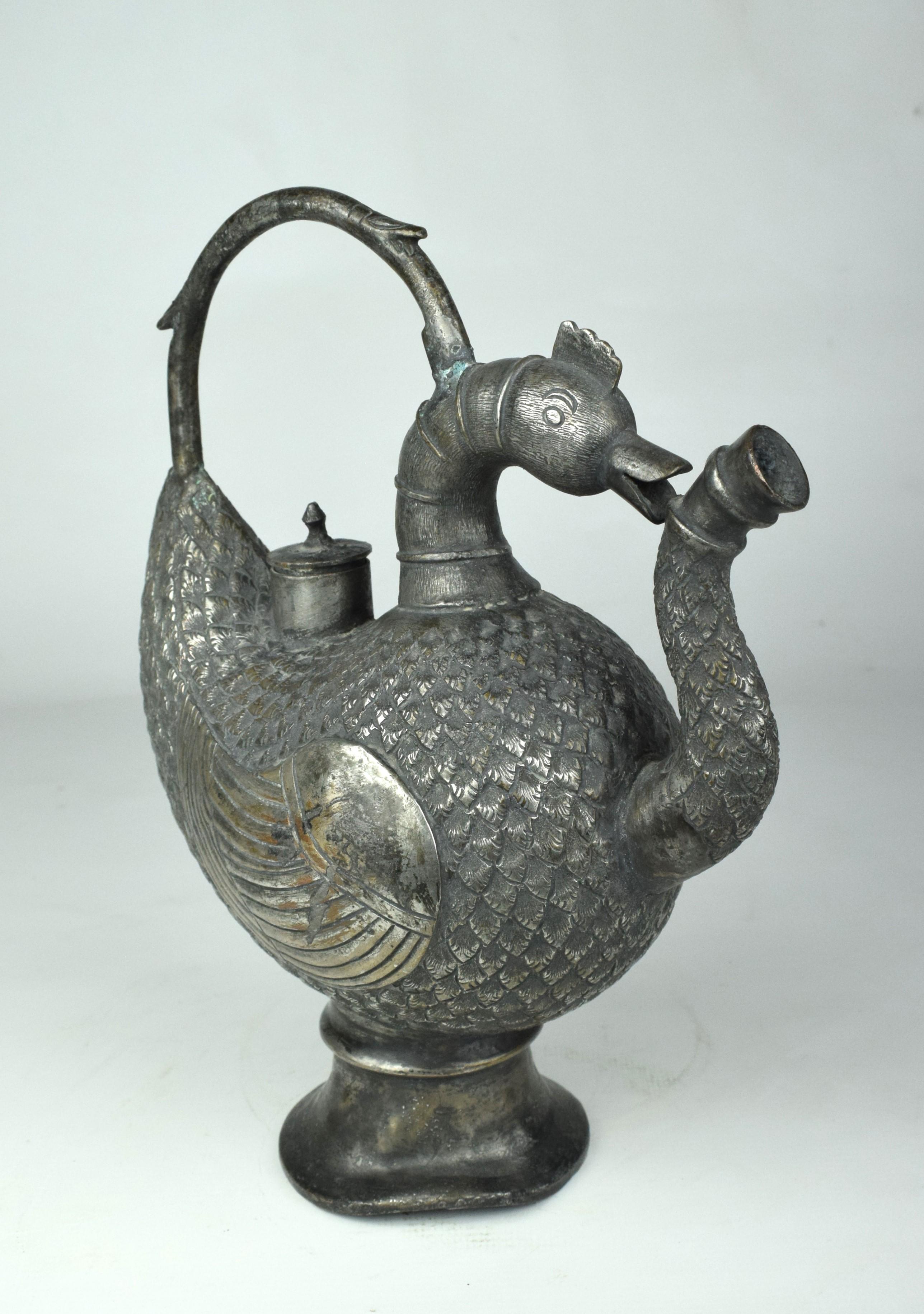 Kaschmirische Mughal-Vogel-Kupferkanne, Mitte 19. (Indisch) im Angebot