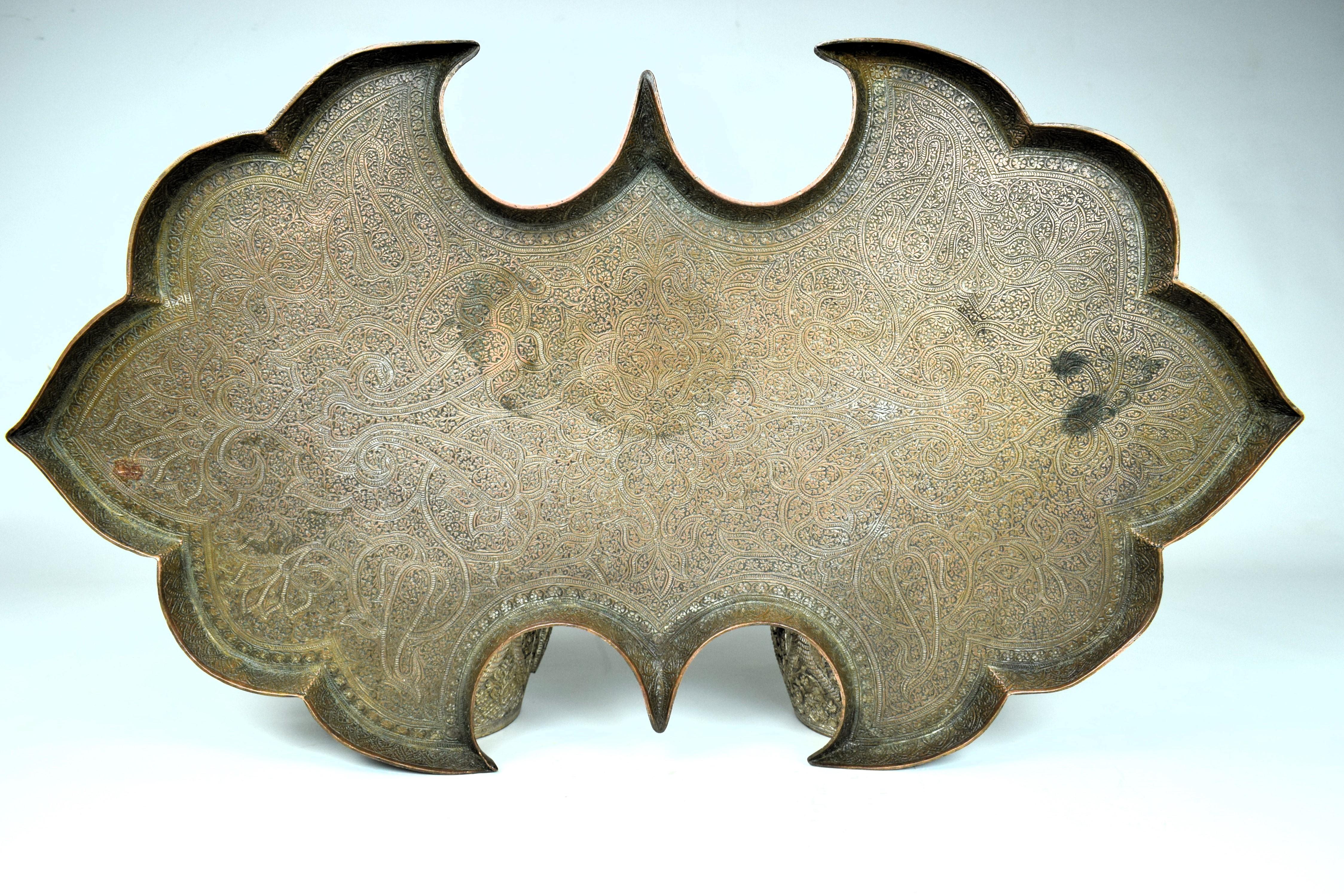 Das blattförmige Kupfertablett aus Kaschmir aus dem 19. Jahrhundert verbindet nahtlos die Anmut der Natur mit der Opulenz des Mogul-Designs. Die mit viel Liebe zum Detail gefertigte Form des Tabletts ahmt die eleganten Konturen eines großen,