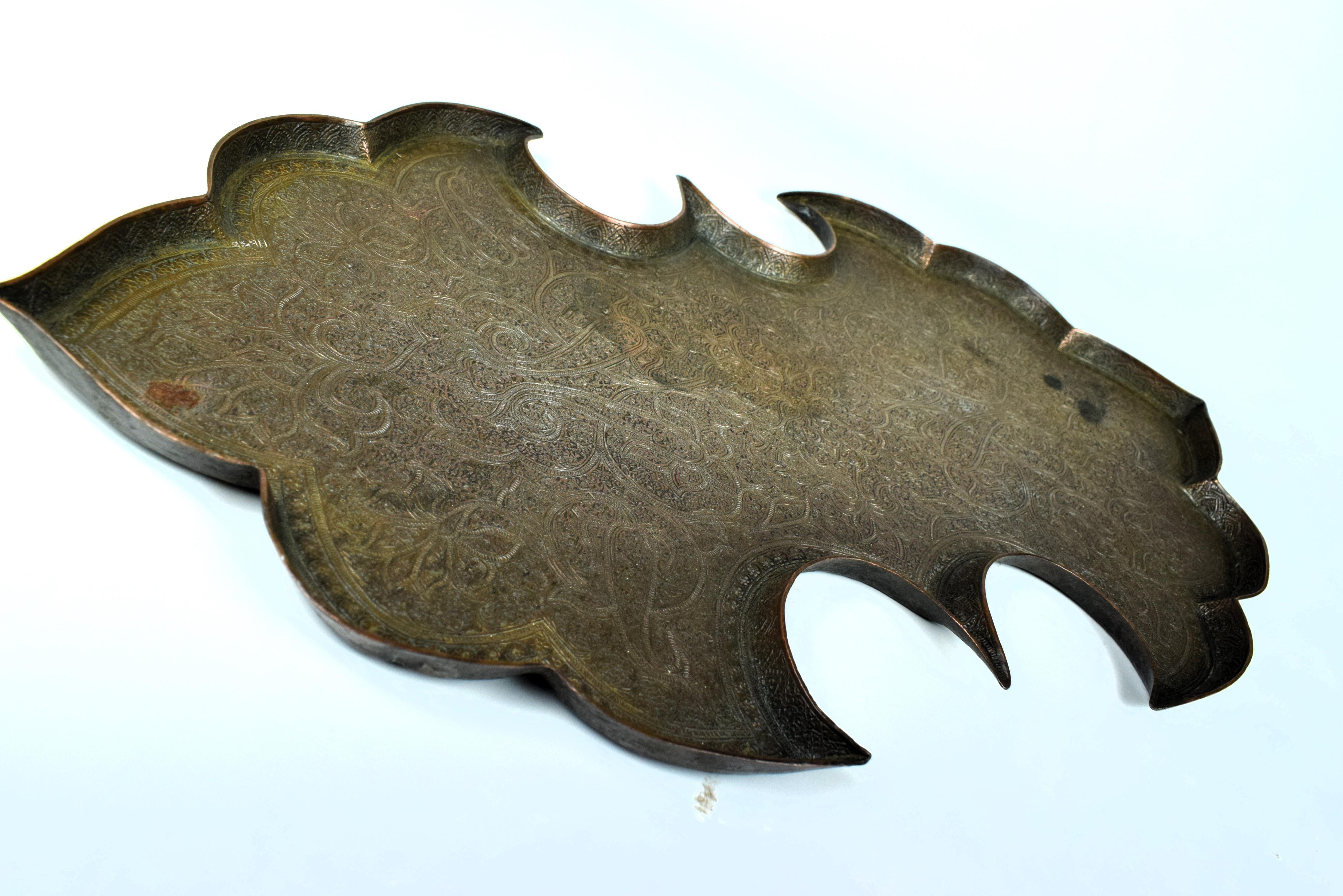 Kaschmirisches Mogul-Kupfertablett mit Gravur, frühes 19. Jahrhundert (Indisch) im Angebot