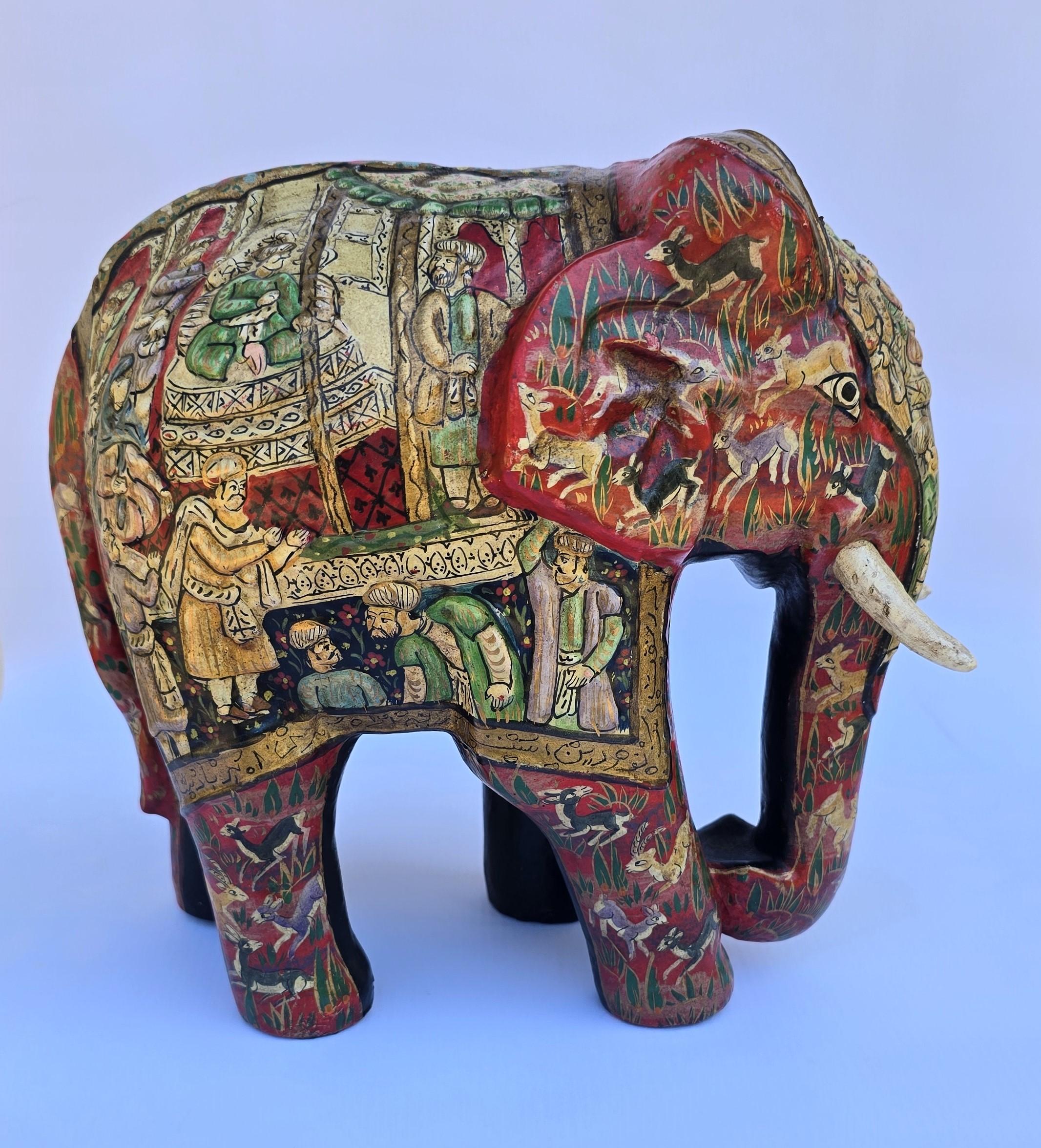 Questo superbo e decoratissimo elefante in cartapesta realizzato a mano nel periodo del Raj è incredibilmente ben dettagliato nella sua decorazione.

L'elefante è stato modellato a mano in cartapesta e decorato tridimensionalmente su tutto il corpo