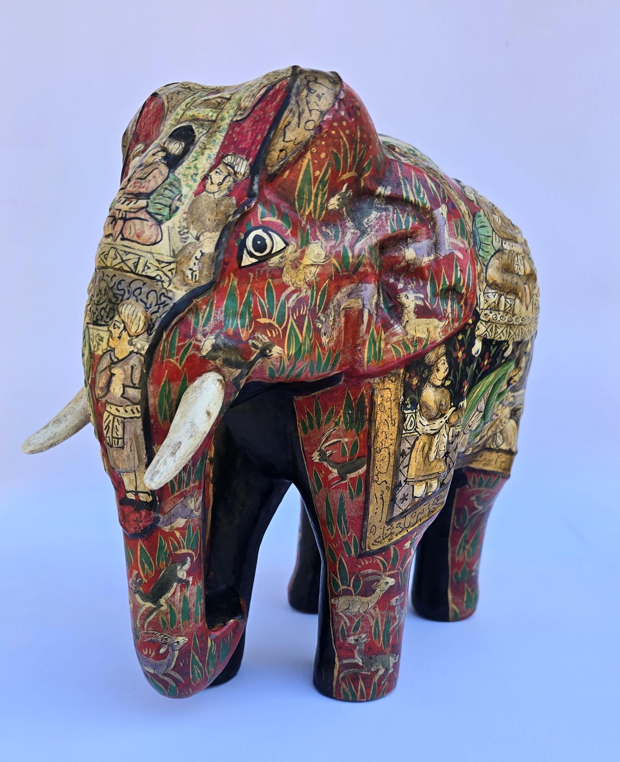 Fatto a mano Elefante in cartapesta del Kashmir dipinto a mano, molto decorativo, circa 1910 in vendita