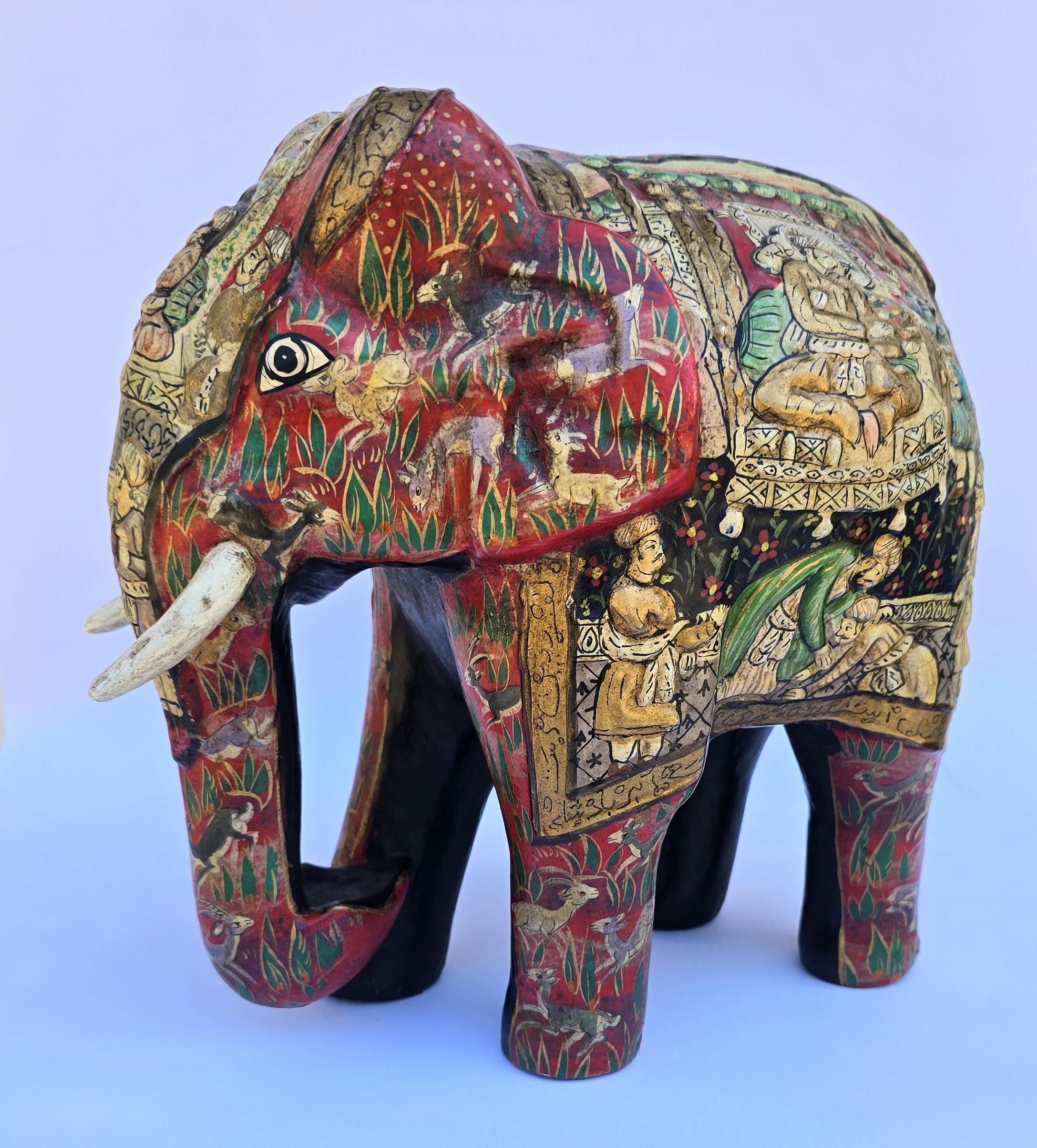 Elefante in cartapesta del Kashmir dipinto a mano, molto decorativo, circa 1910 In condizioni buone in vendita a Central England, GB