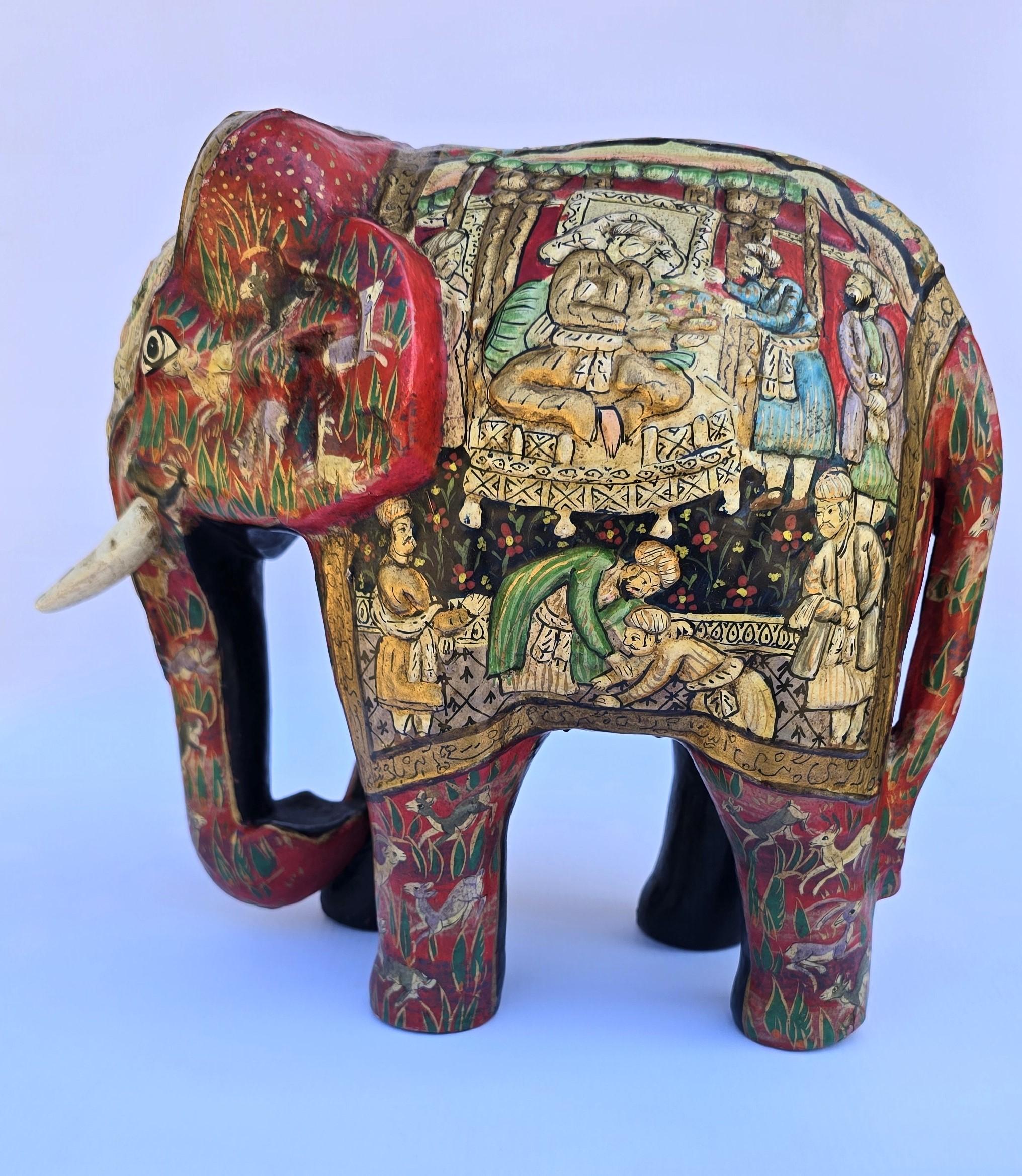 XX secolo Elefante in cartapesta del Kashmir dipinto a mano, molto decorativo, circa 1910 in vendita