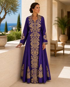 Robe Anarkali en soie dupioni violette du Cachemire, ornée de broderies à la main en zari doré, Inde