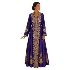 Robe Anarkali en soie dupioni violette du Cachemire, ornée de broderies à la main en zari doré, Inde
